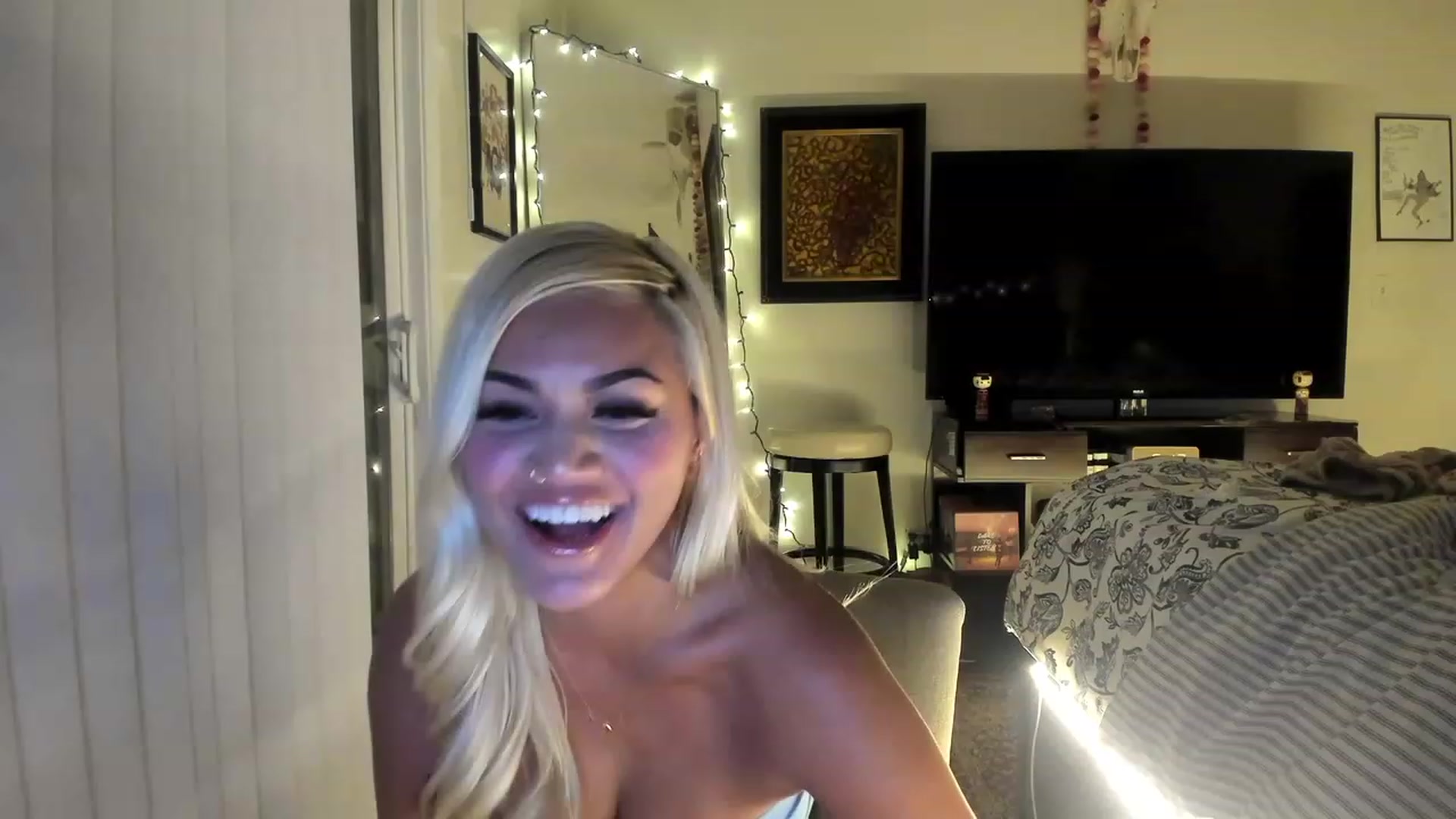 Gallery image thumbnail from babytoshi's myfreecams stream on, 11/24/2022, 02:24 image 17 of 20