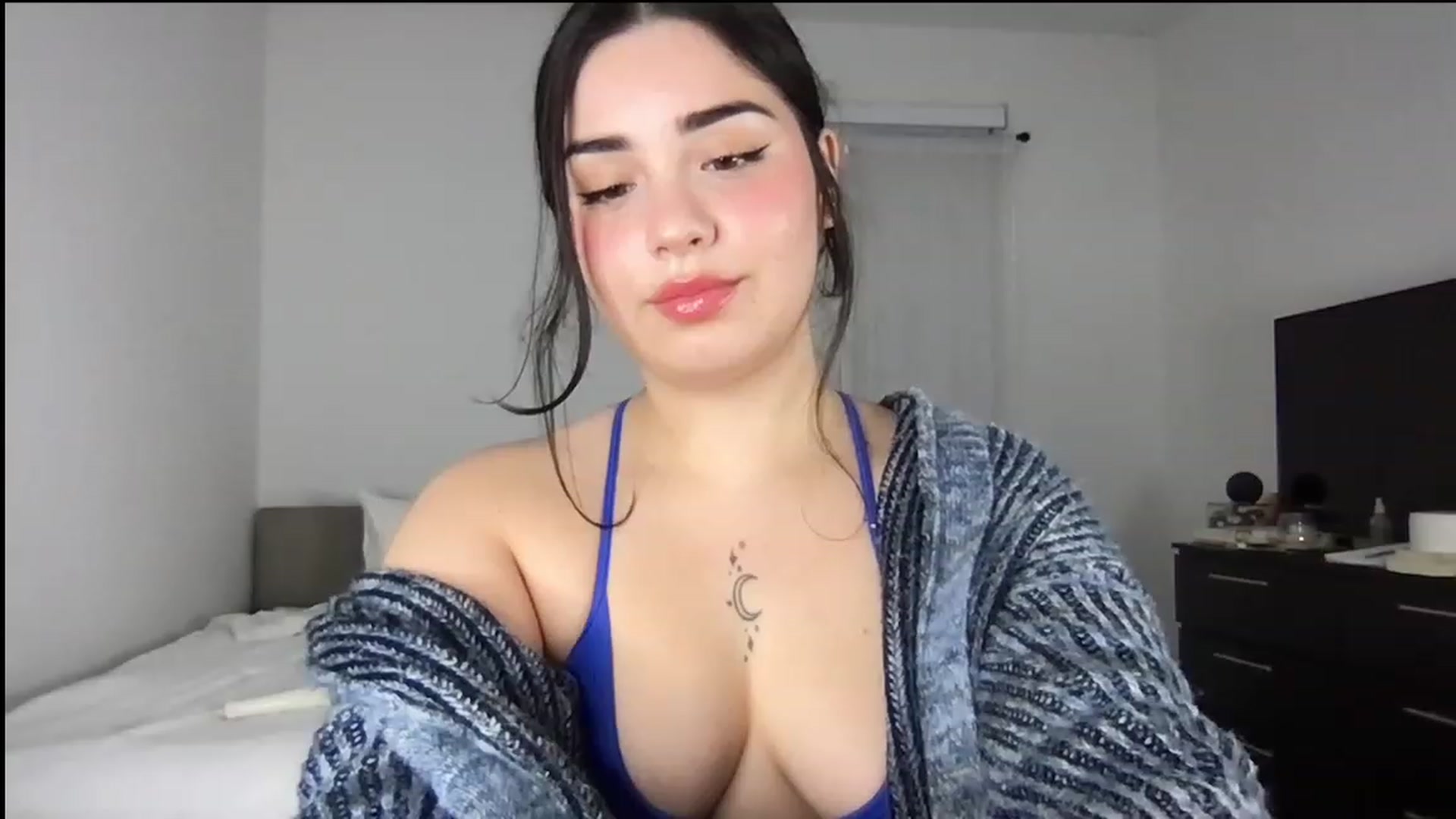 Gallery image thumbnail from babyxjulz's myfreecams stream on, 11/17/2022, 06:06 image 8 of 20