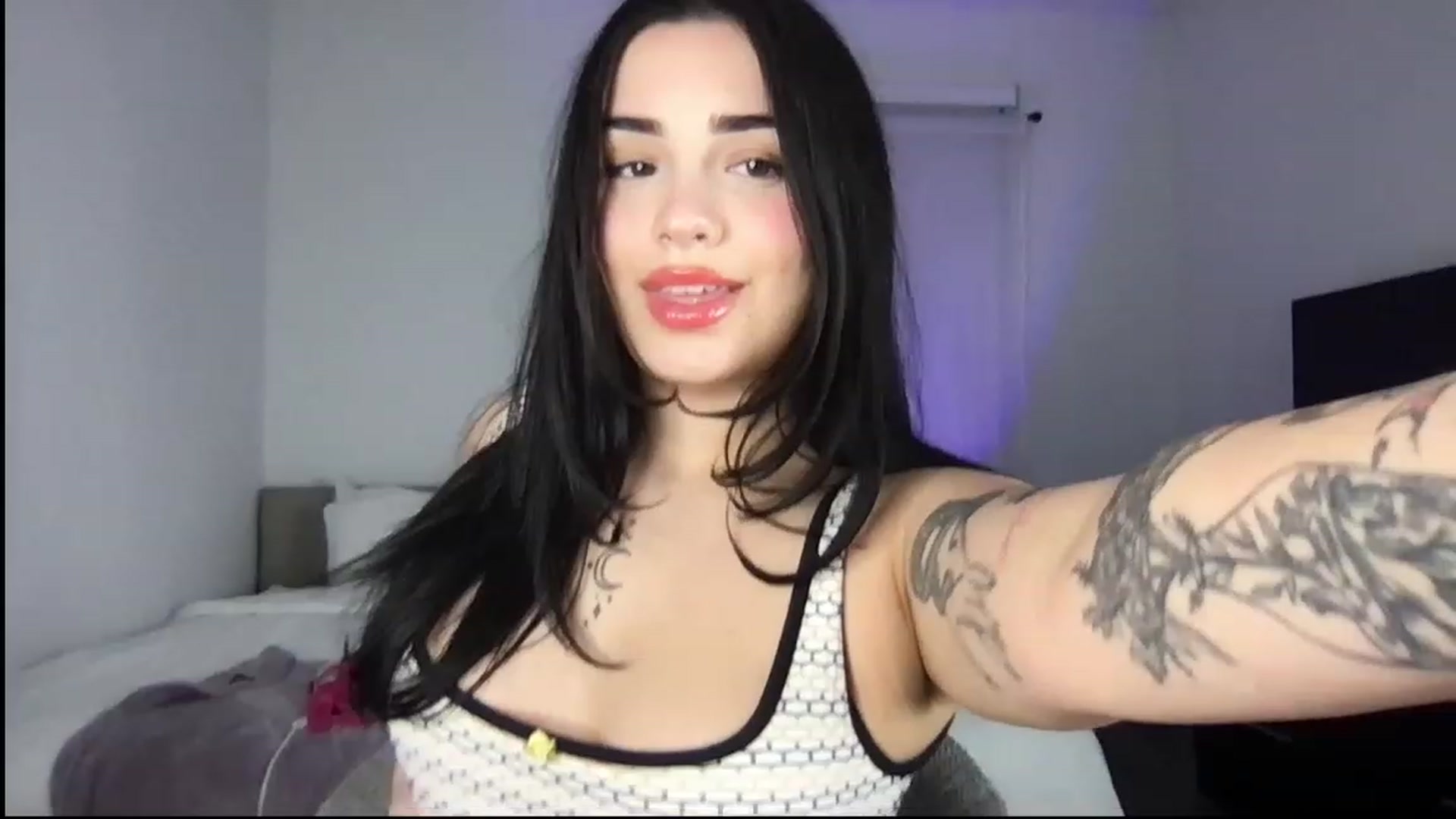 Gallery image thumbnail from babyxjulz's myfreecams stream on, 11/21/2022, 04:43 image 12 of 20