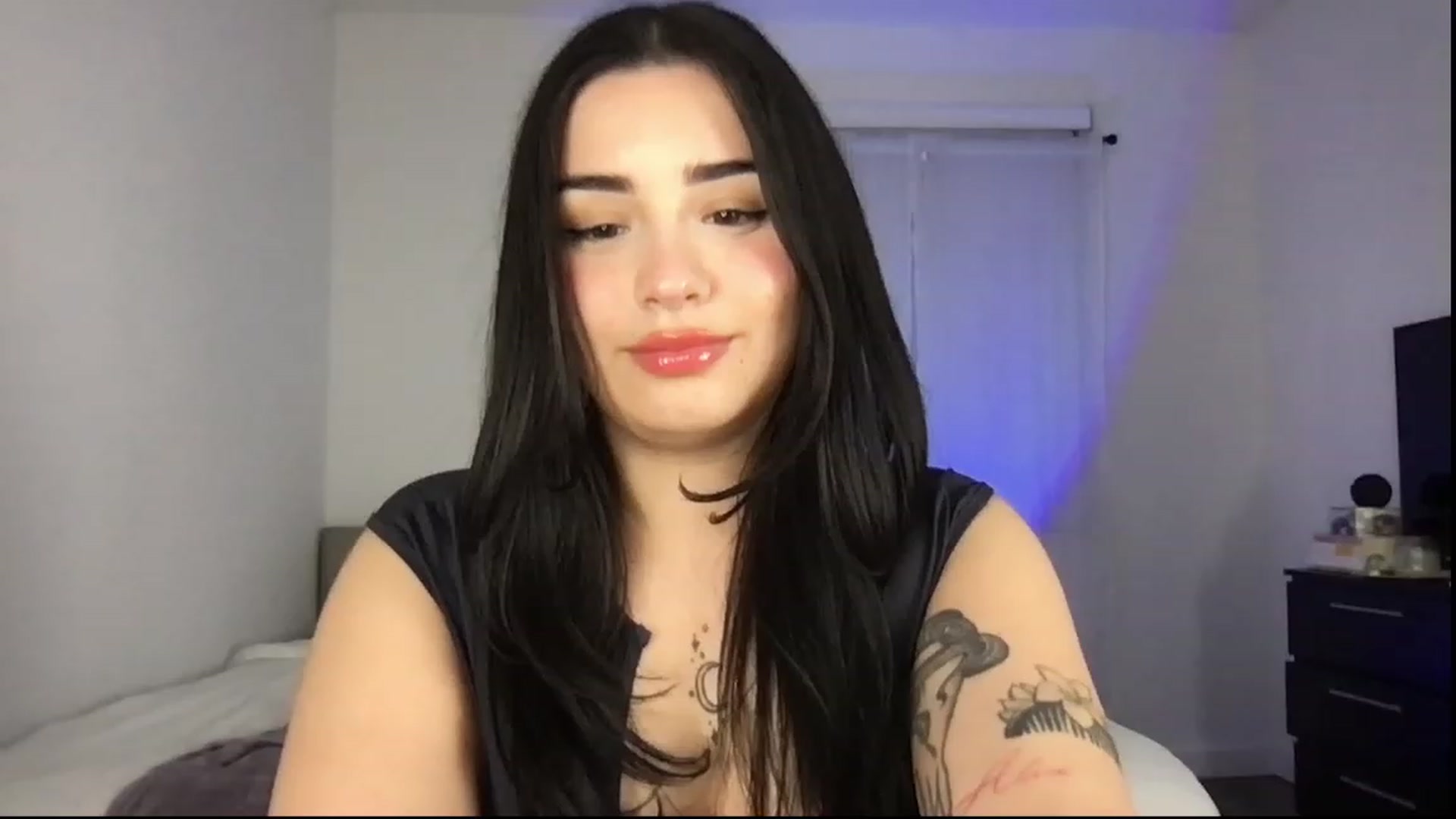 Gallery image thumbnail from babyxjulz's myfreecams stream on, 11/21/2022, 07:12 image 13 of 20