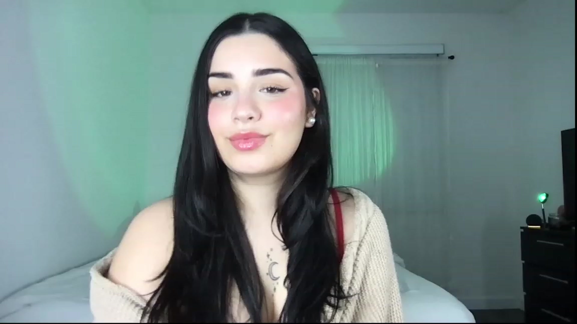 Gallery image thumbnail from babyxjulz's myfreecams stream on, 12/16/2022, 03:09 image 5 of 20