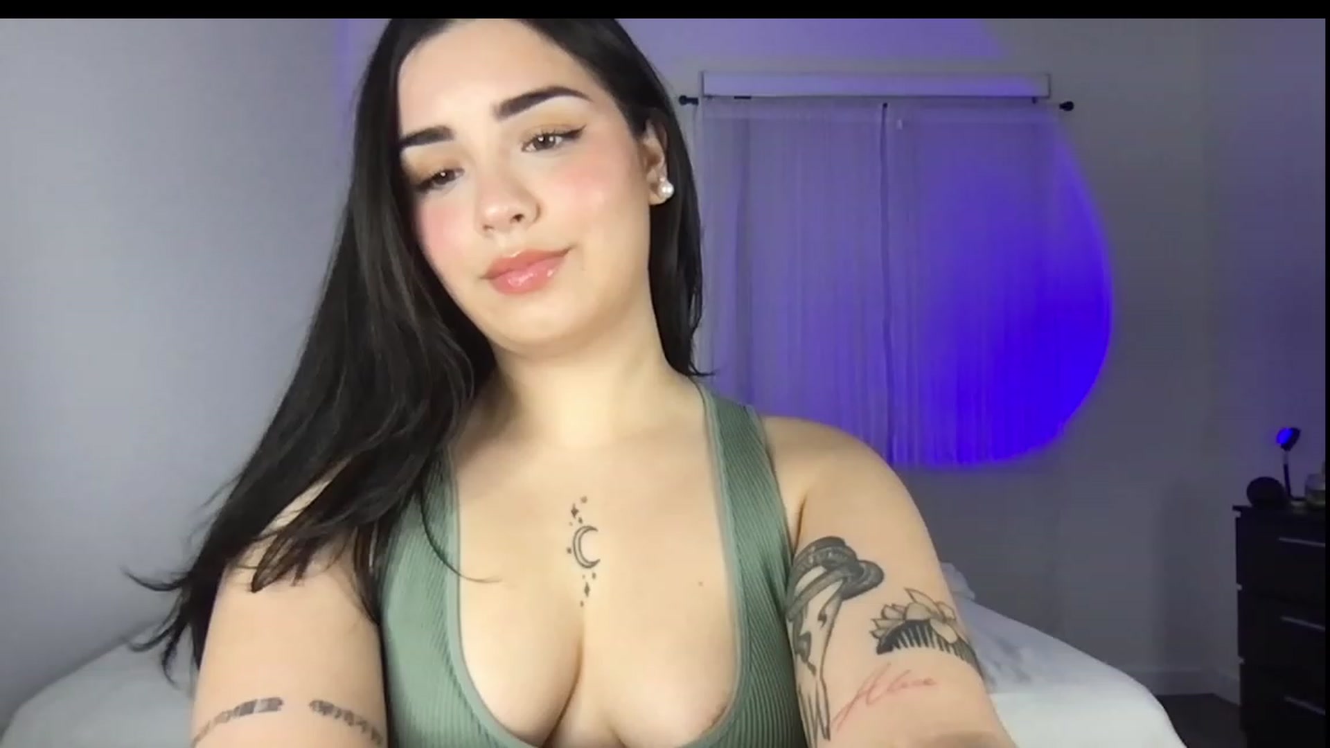 Gallery image thumbnail from babyxjulz's myfreecams stream on, 12/17/2022, 04:45 image 19 of 20