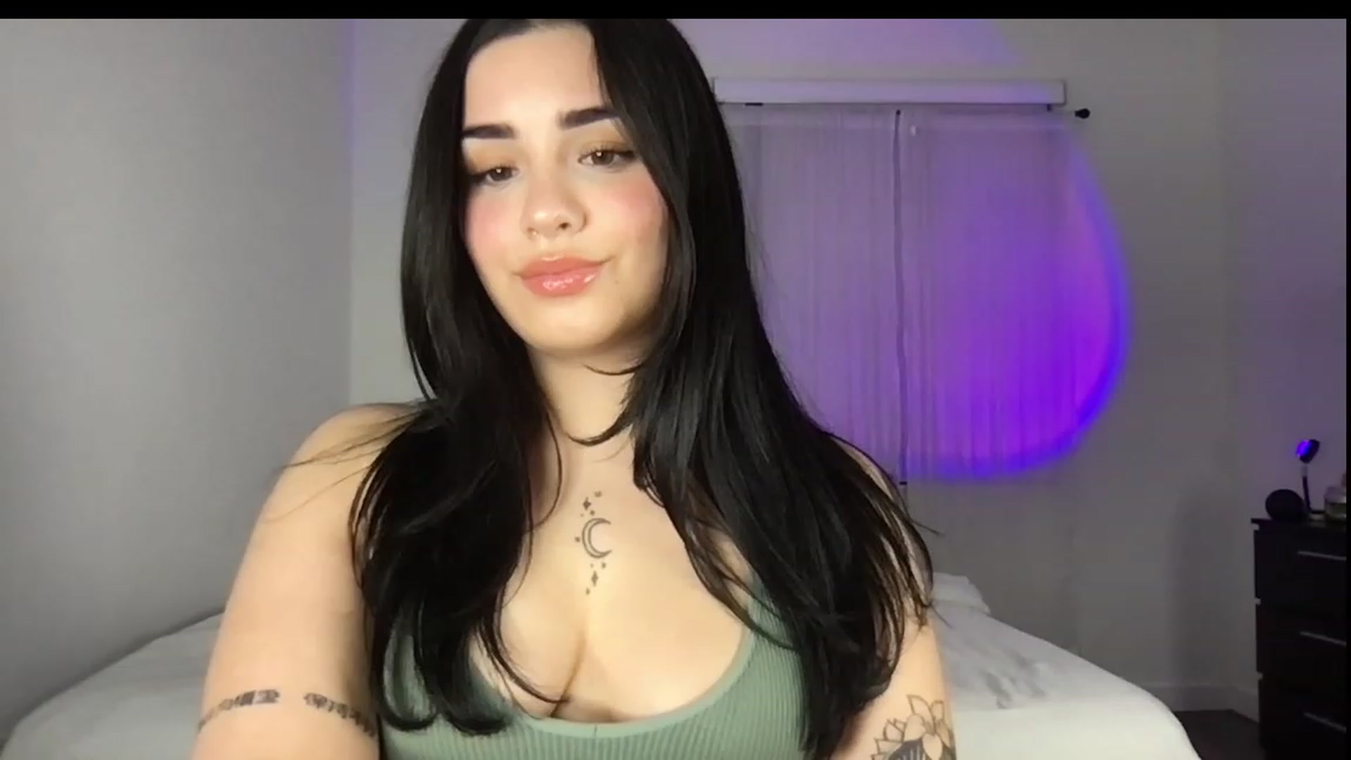 Gallery image thumbnail from babyxjulz's myfreecams stream on, 12/17/2022, 04:45 image 20 of 20