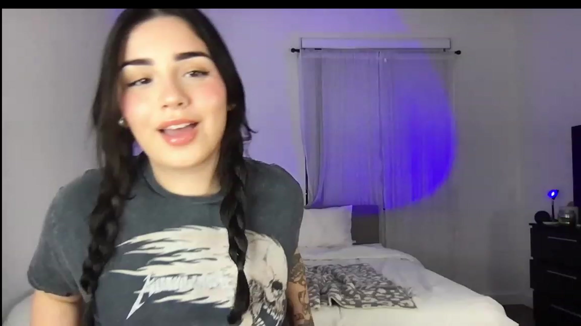 Gallery image thumbnail from babyxjulz's myfreecams stream on, 12/19/2022, 01:21 image 5 of 20