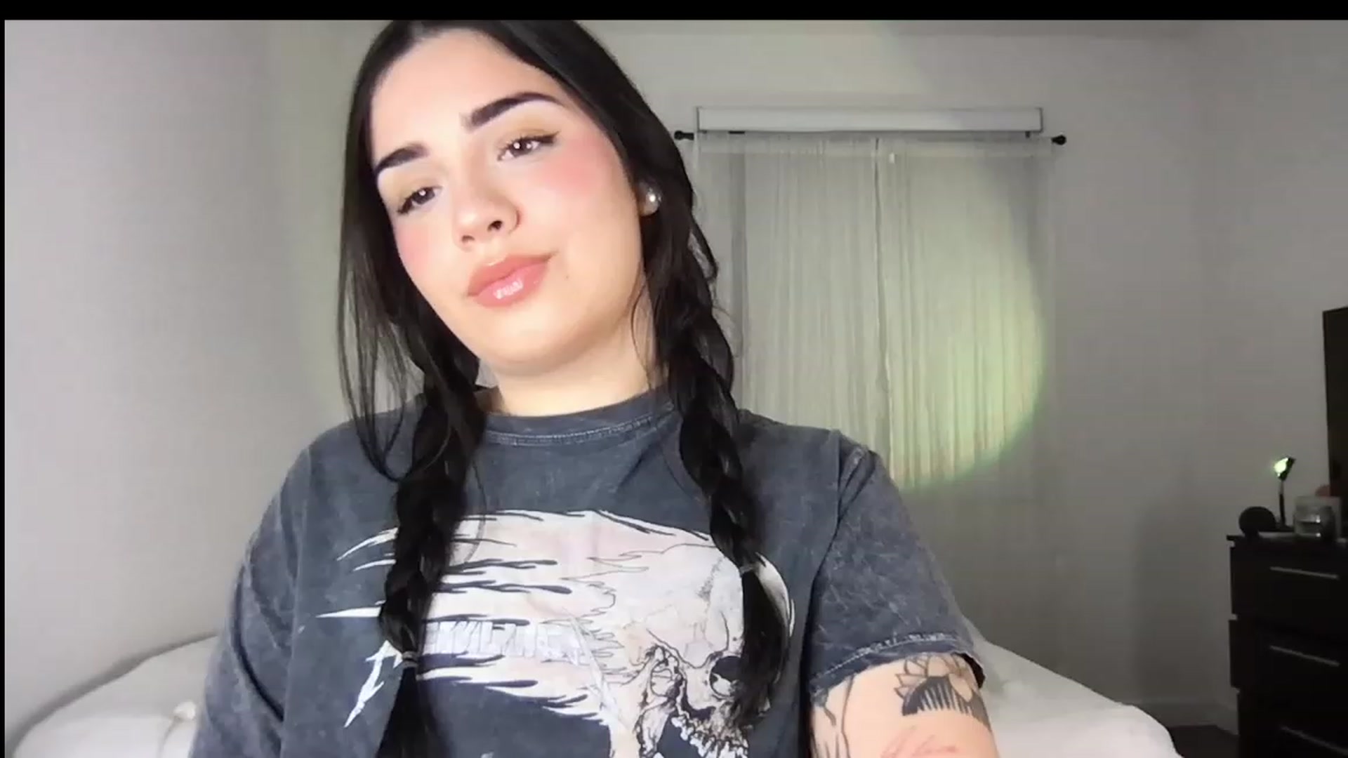 Gallery image thumbnail from babyxjulz's myfreecams stream on, 12/19/2022, 01:21 image 1 of 20