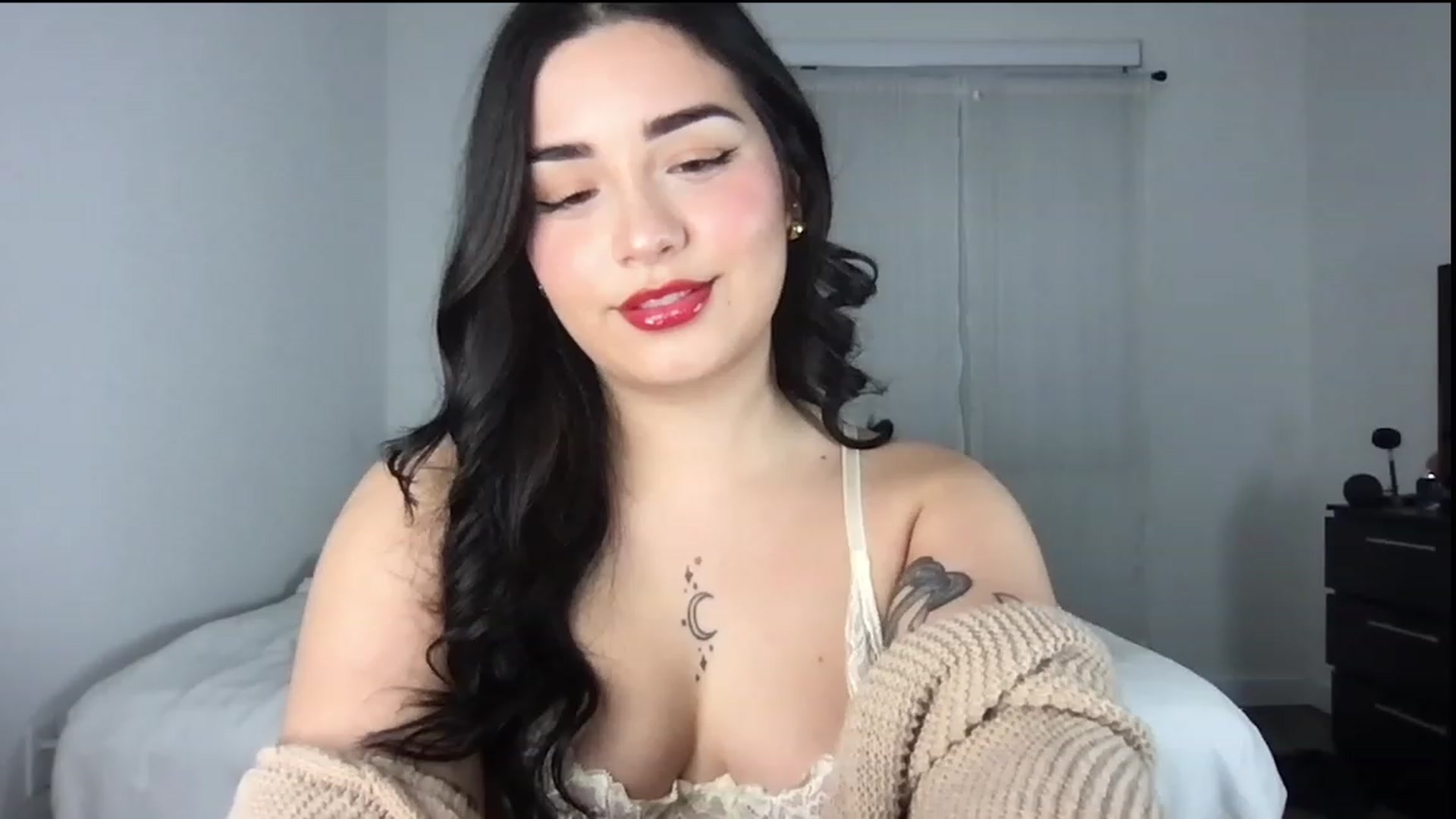 Gallery image thumbnail from babyxjulz's myfreecams stream on, 12/24/2022, 04:19 image 1 of 20