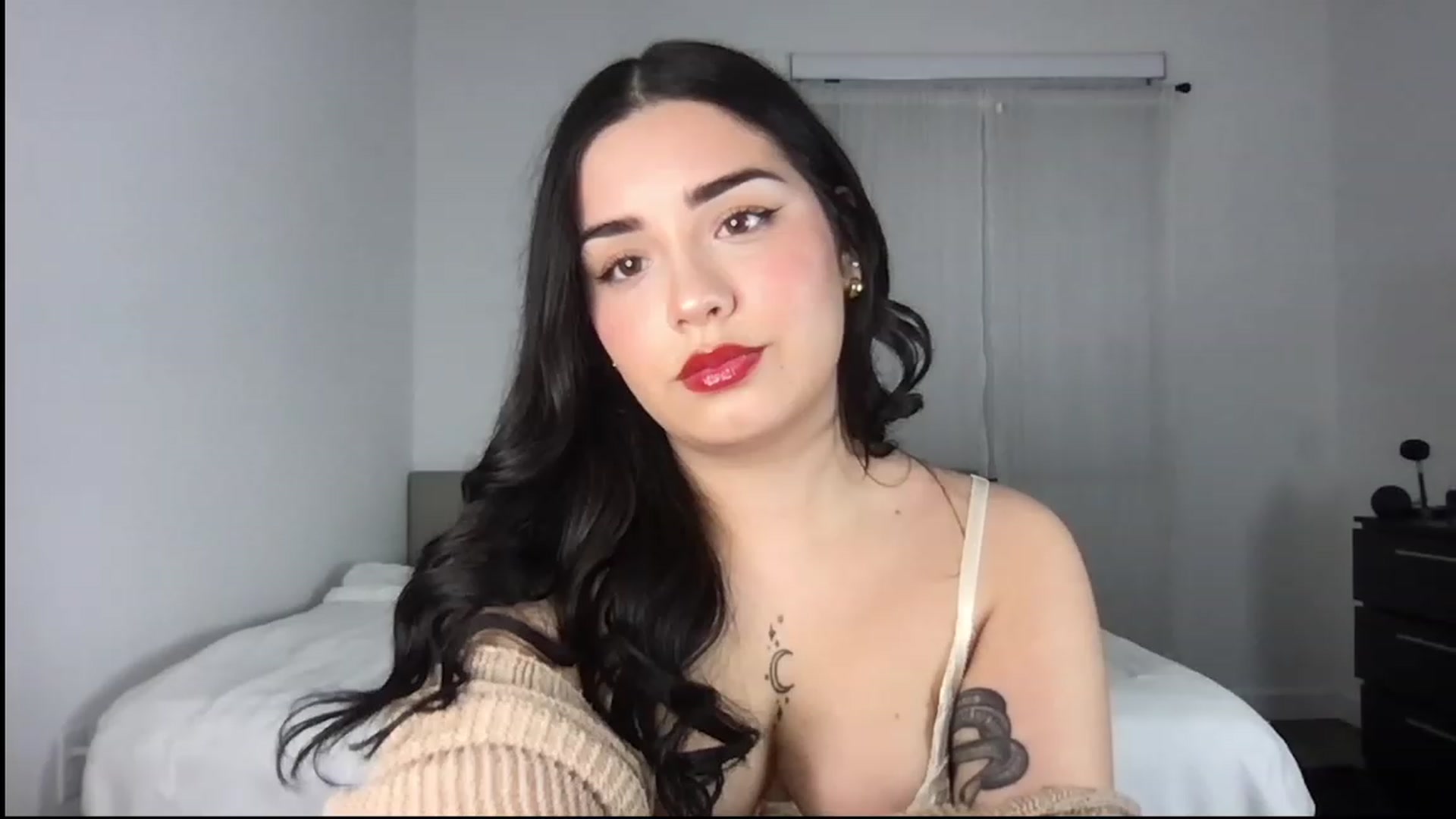 Gallery image thumbnail from babyxjulz's myfreecams stream on, 12/24/2022, 04:19 image 19 of 20