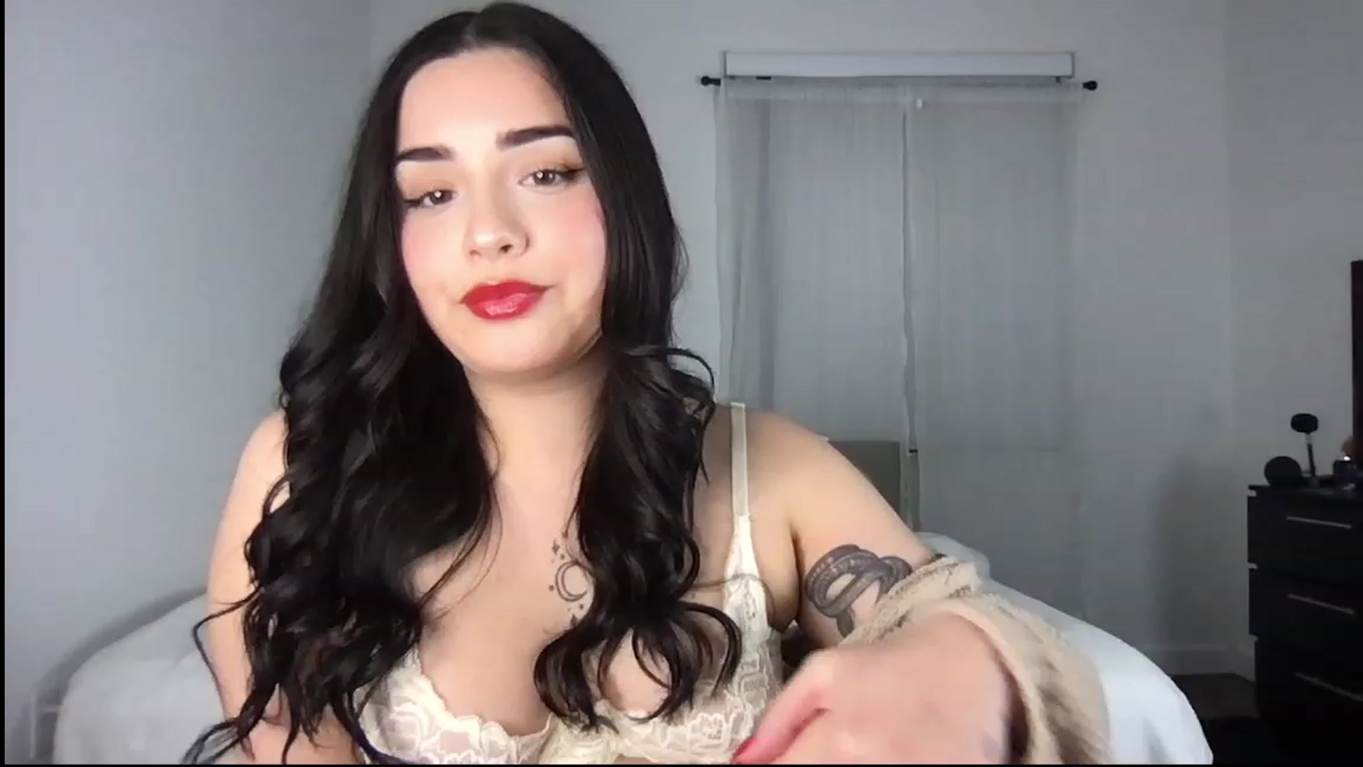 Gallery image thumbnail from babyxjulz's myfreecams stream on, 12/24/2022, 04:19 image 12 of 20