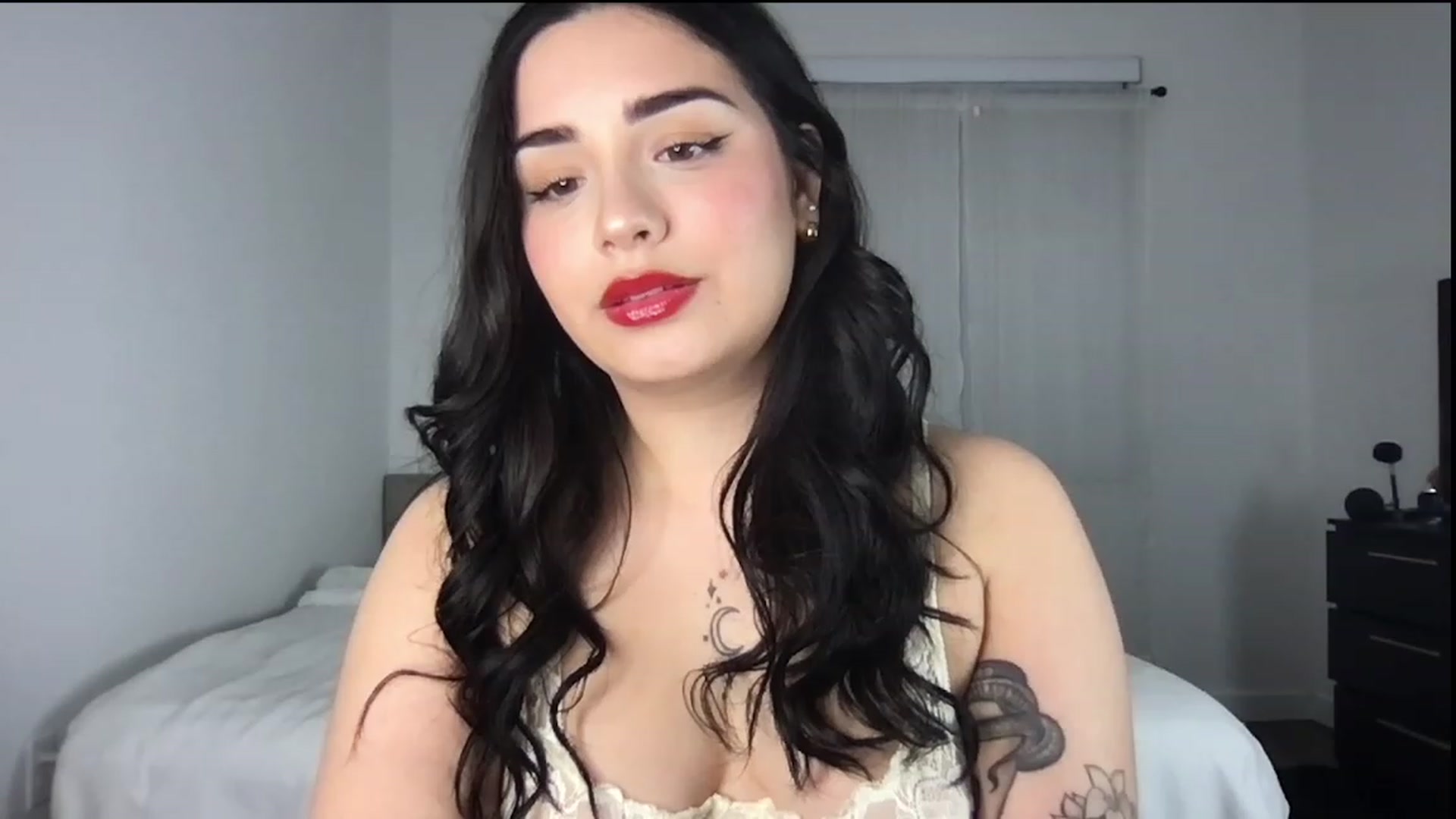Gallery image thumbnail from babyxjulz's myfreecams stream on, 12/24/2022, 04:19 image 10 of 20