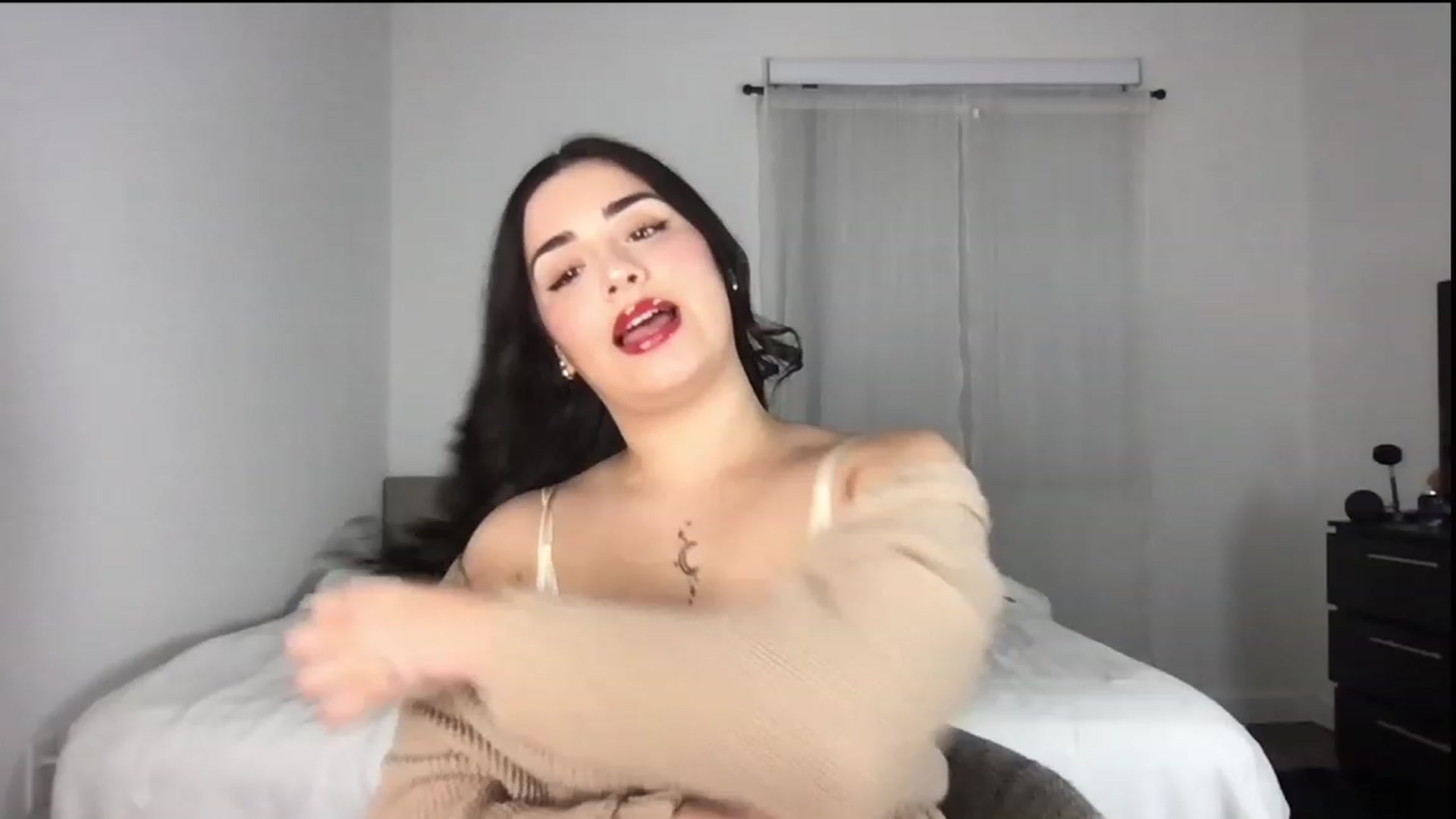 Gallery image thumbnail from babyxjulz's myfreecams stream on, 12/24/2022, 04:19 image 11 of 20