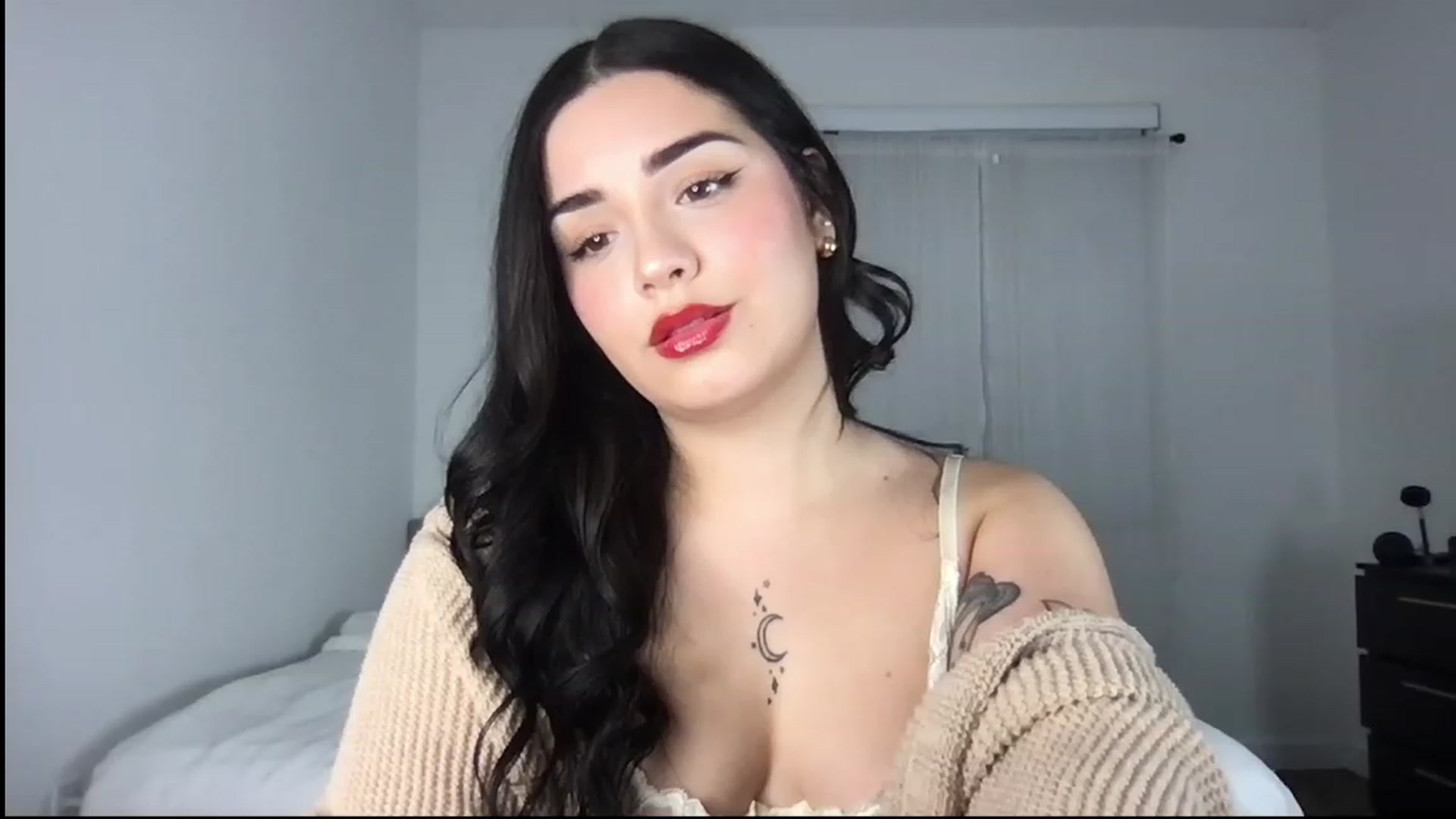 Gallery image thumbnail from babyxjulz's myfreecams stream on, 12/24/2022, 04:19 image 18 of 20