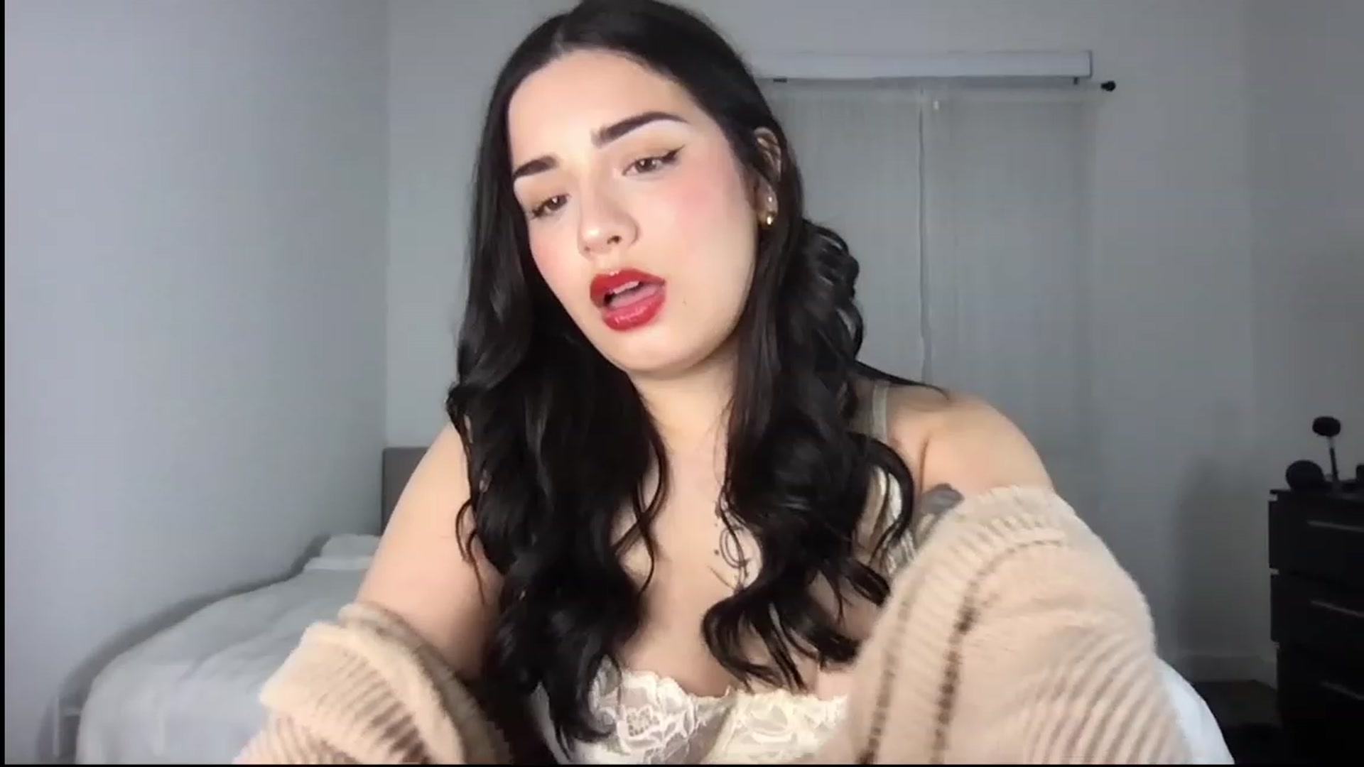 Gallery image thumbnail from babyxjulz's myfreecams stream on, 12/24/2022, 04:19 image 14 of 20
