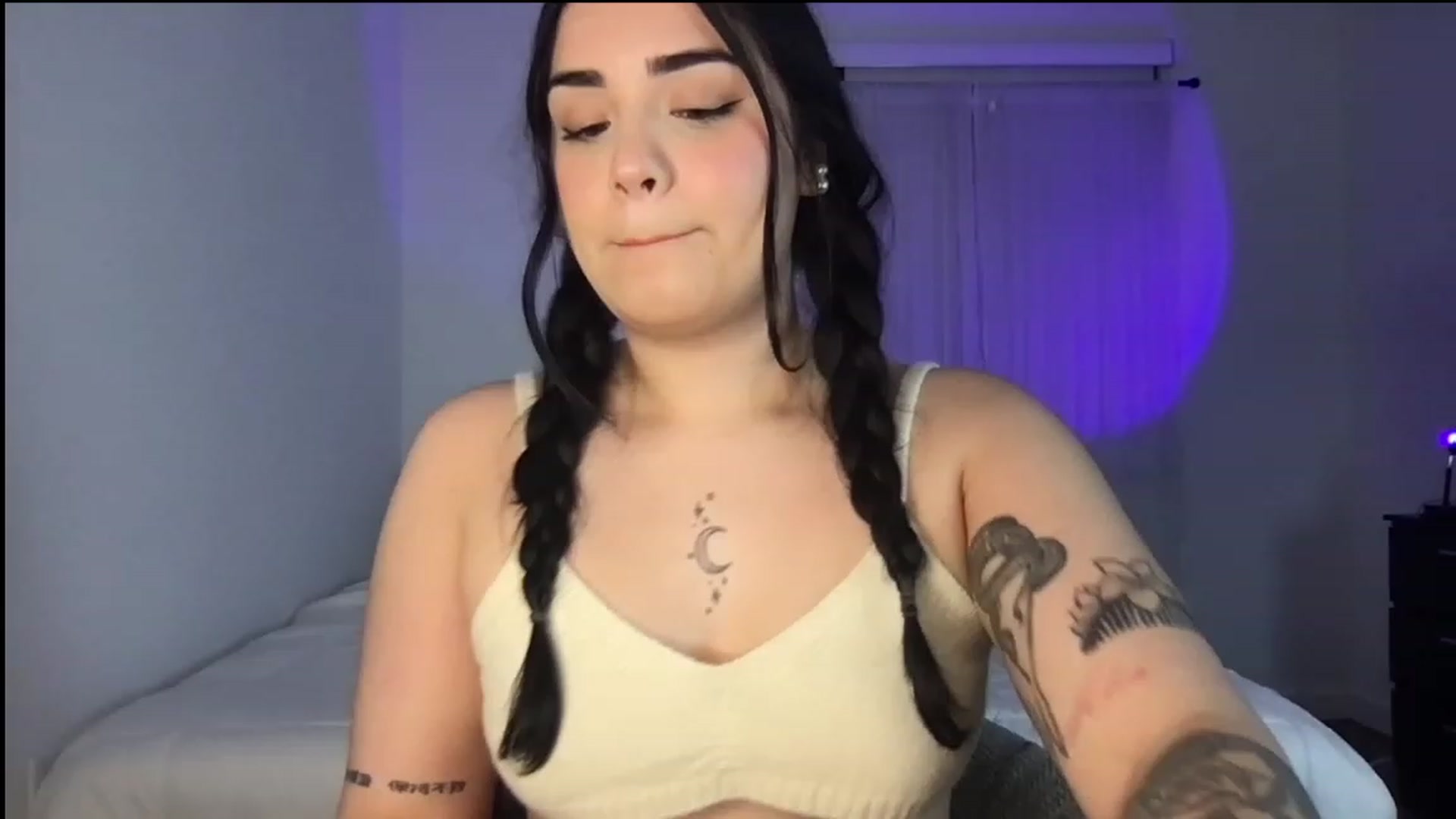 Gallery image thumbnail from babyxjulz's myfreecams stream on, 02/21/2023, 05:15 image 14 of 20