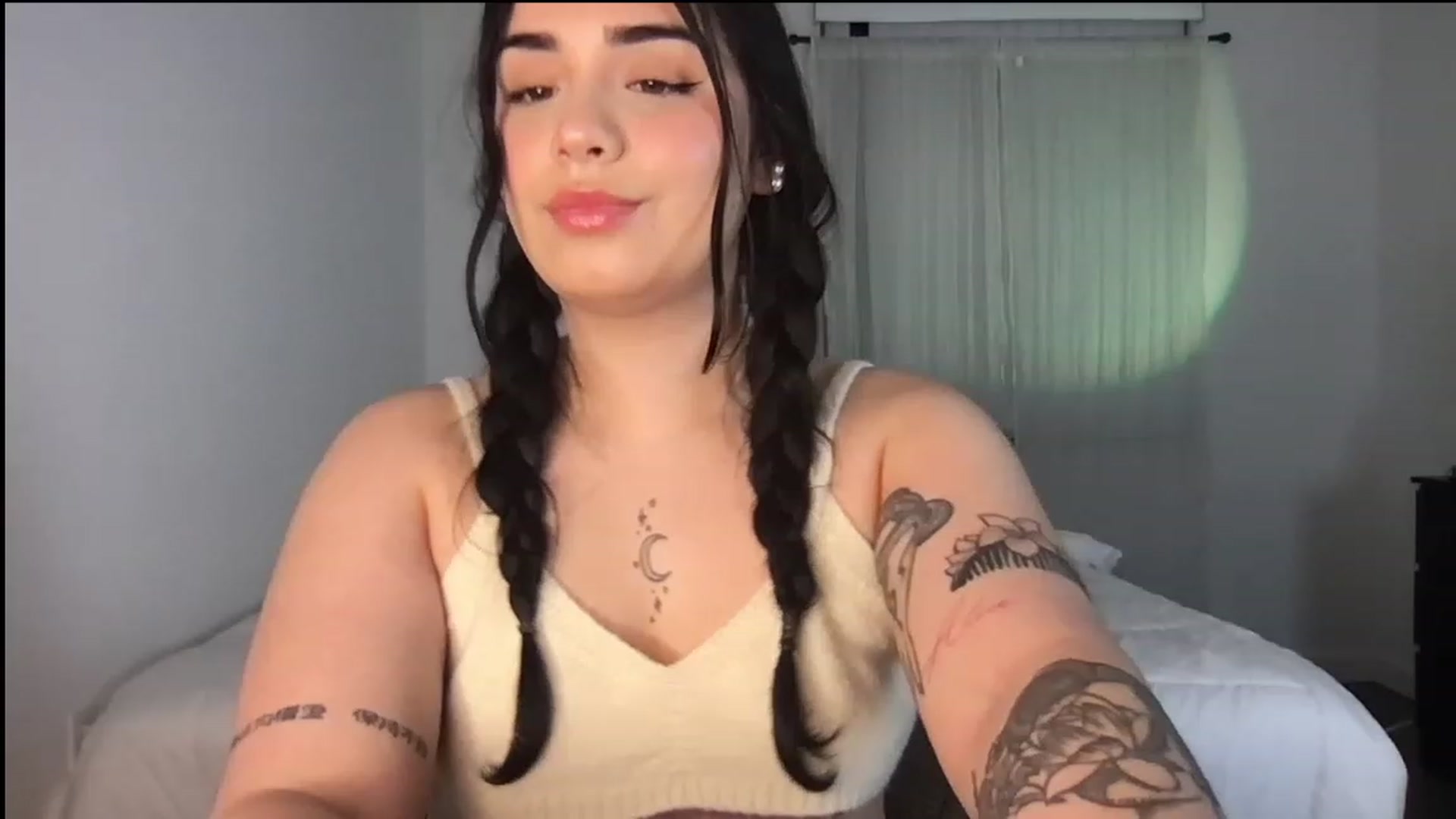 Gallery image thumbnail from babyxjulz's myfreecams stream on, 02/21/2023, 05:57 image 17 of 20