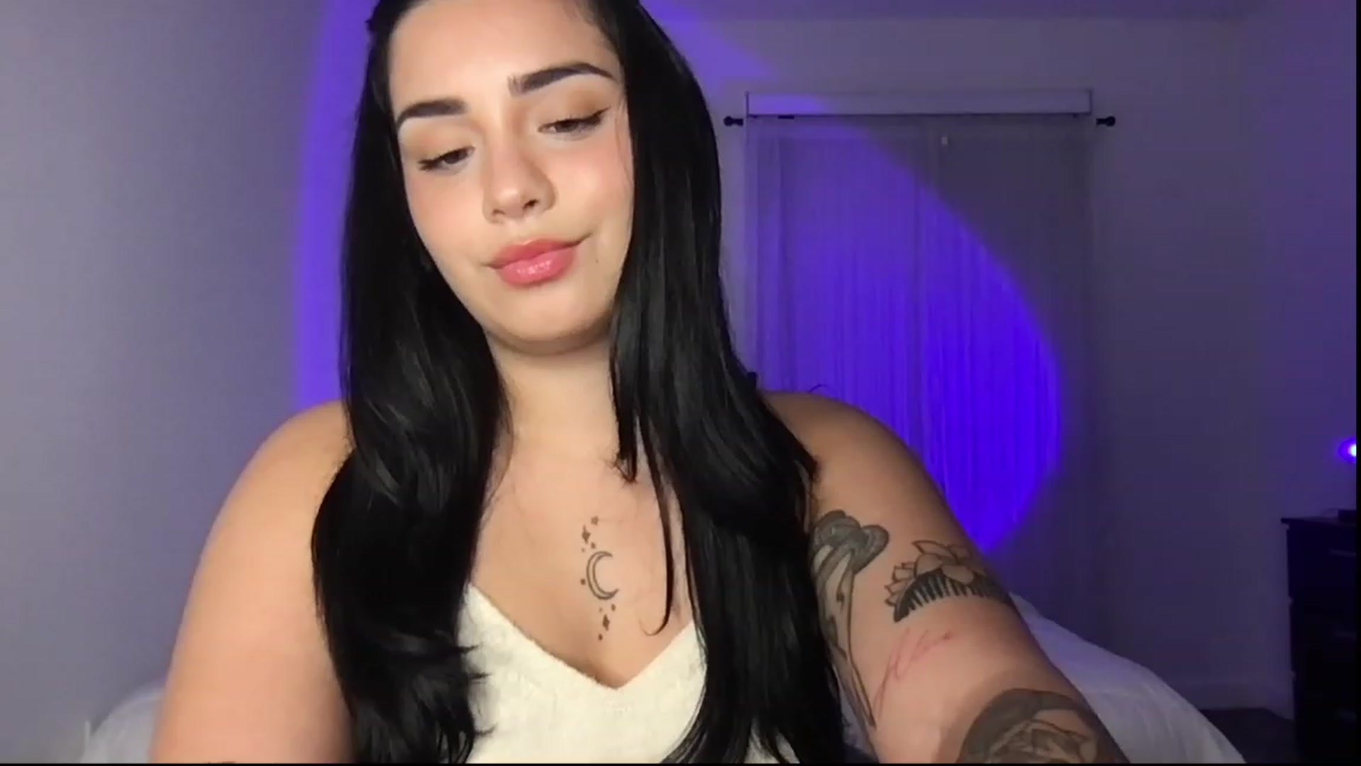 Gallery image thumbnail from babyxjulz's myfreecams stream on, 05/10/2023, 05:35 image 10 of 20