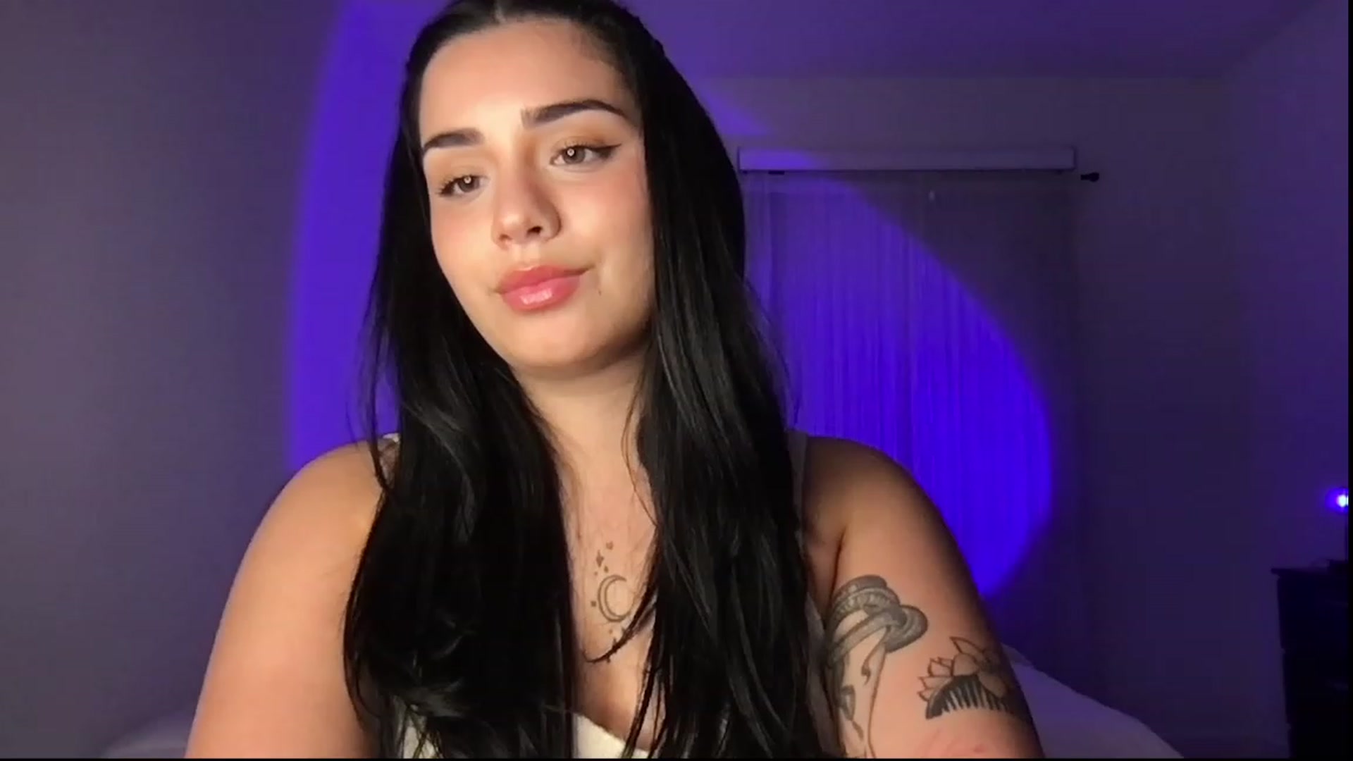 Gallery image thumbnail from babyxjulz's myfreecams stream on, 05/10/2023, 06:45 image 4 of 20