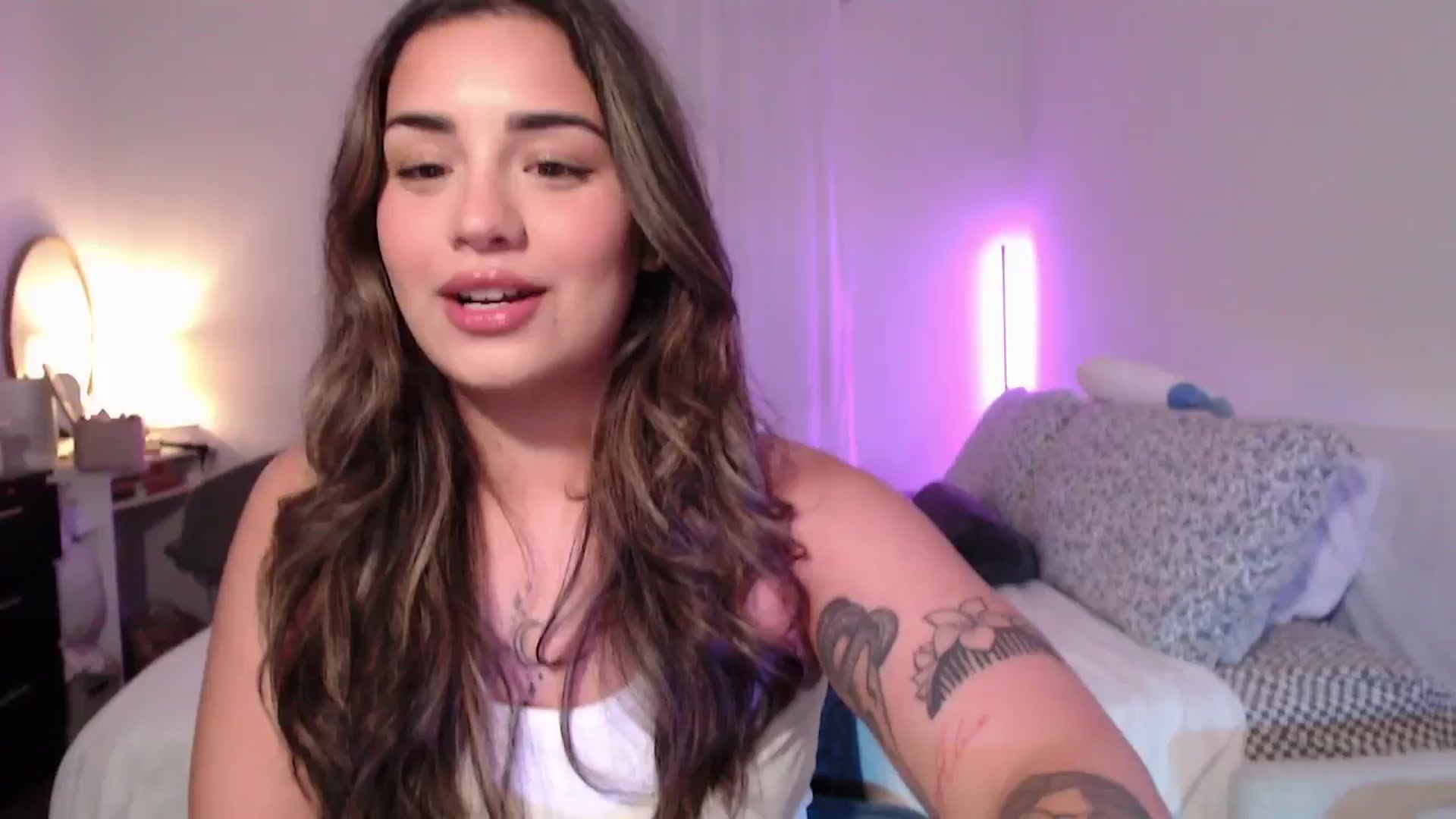 Gallery image thumbnail from babyxjulz's myfreecams stream on, 05/20/2025, 04:06 image 5 of 20