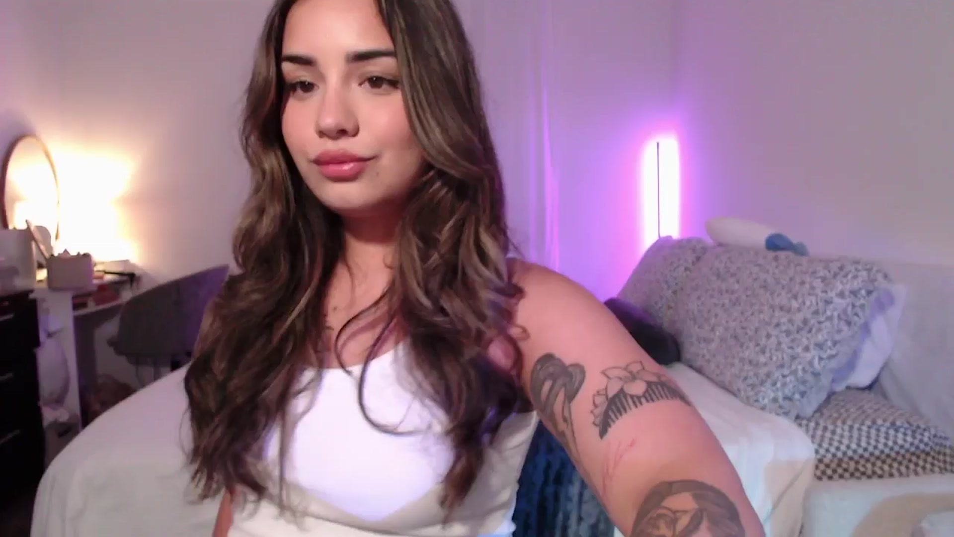 Gallery image thumbnail from babyxjulz's myfreecams stream on, 05/20/2025, 04:06 image 4 of 20