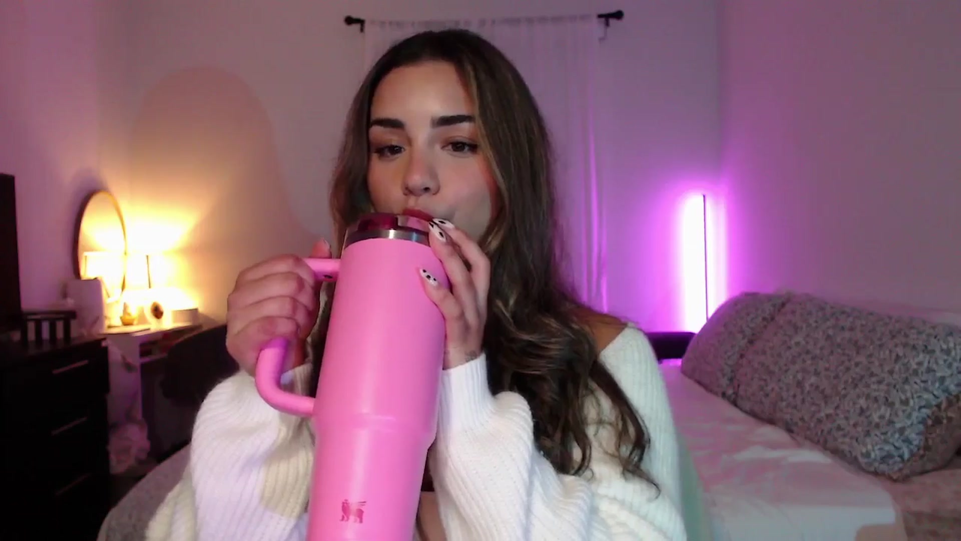 Gallery image thumbnail from babyxjulz's myfreecams stream on, 06/19/2025, 03:37 image 10 of 20