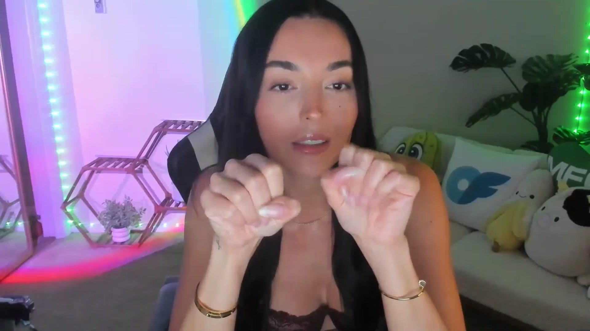 Gallery image thumbnail from badgalsisi's myfreecams stream on, 04/20/2026, 05:30 image 11 of 20