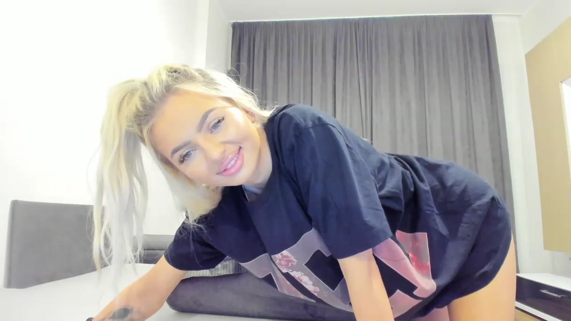 Gallery image thumbnail from barbie__girl's myfreecams stream on, 11/15/2022, 23:16 image 18 of 20