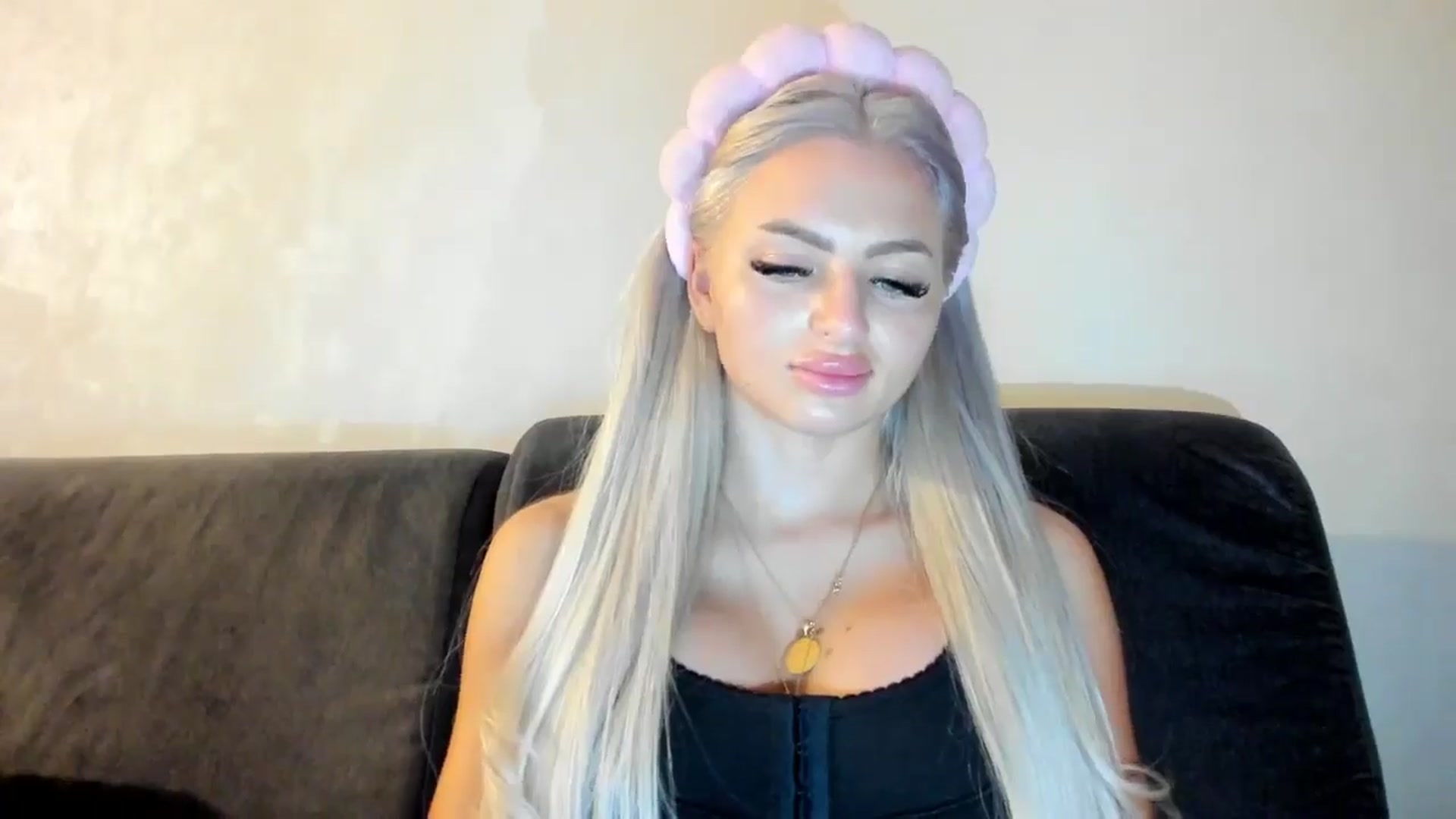 Gallery image thumbnail from barbie__girl's myfreecams stream on, 12/17/2024, 21:18 image 4 of 20