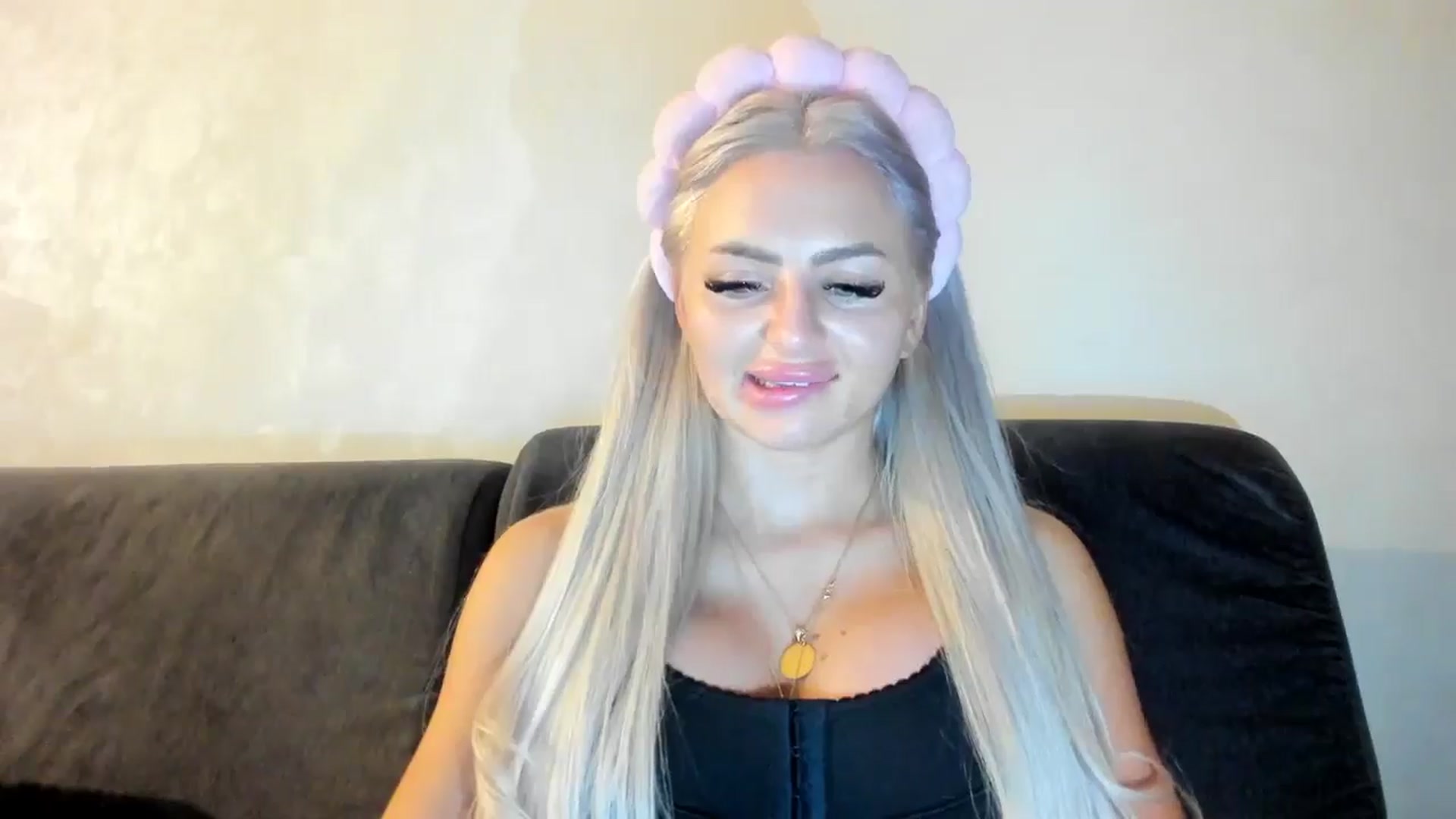 Gallery image thumbnail from barbie__girl's myfreecams stream on, 12/17/2024, 21:18 image 6 of 20