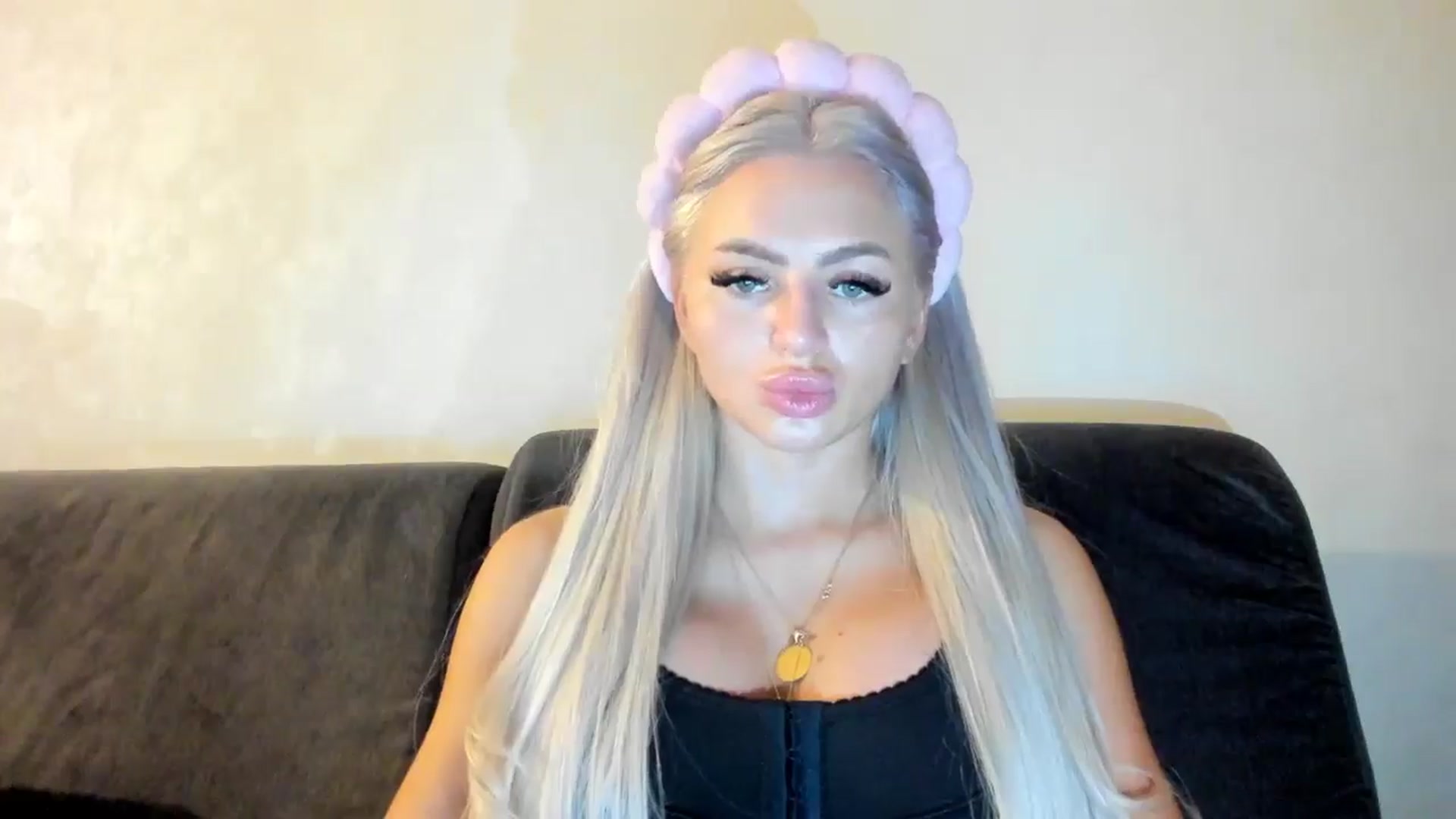 Gallery image thumbnail from barbie__girl's myfreecams stream on, 12/17/2024, 21:18 image 3 of 20