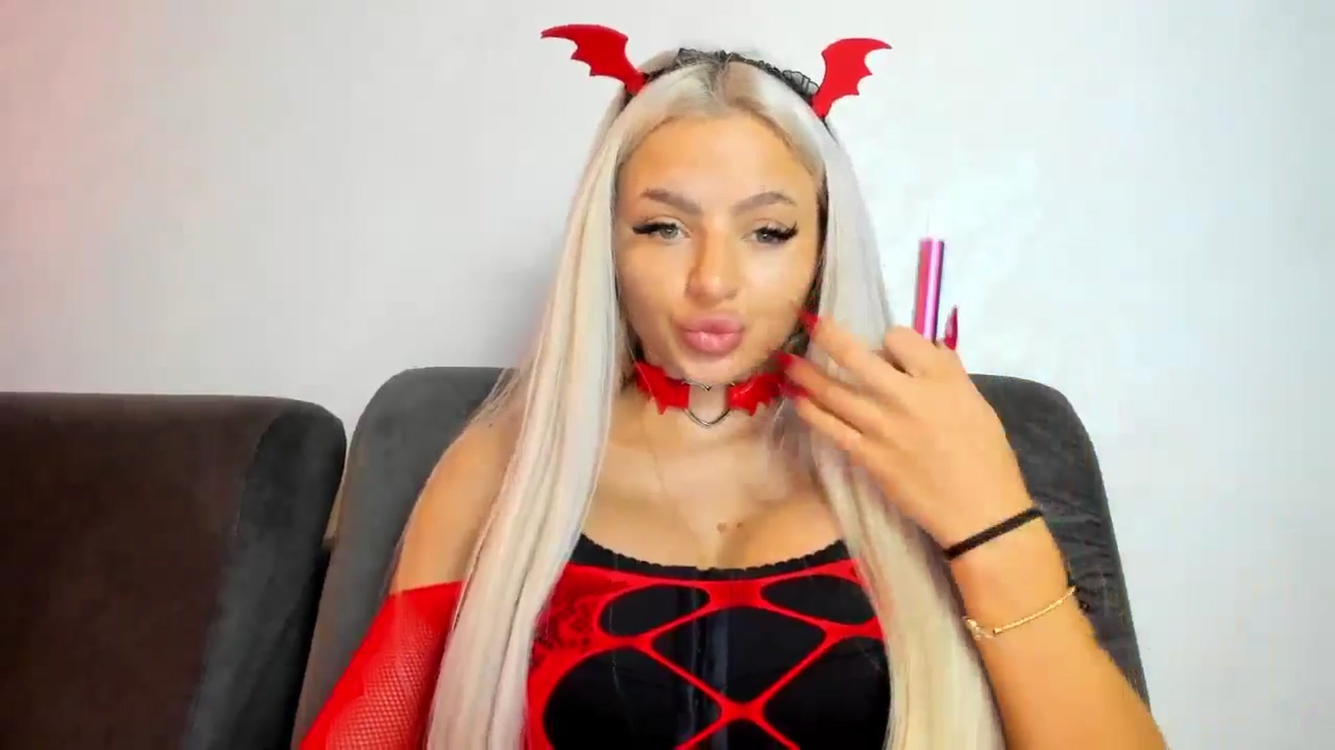 Gallery image thumbnail from barbie__girl's myfreecams stream on, 01/06/2025, 19:03 image 9 of 20
