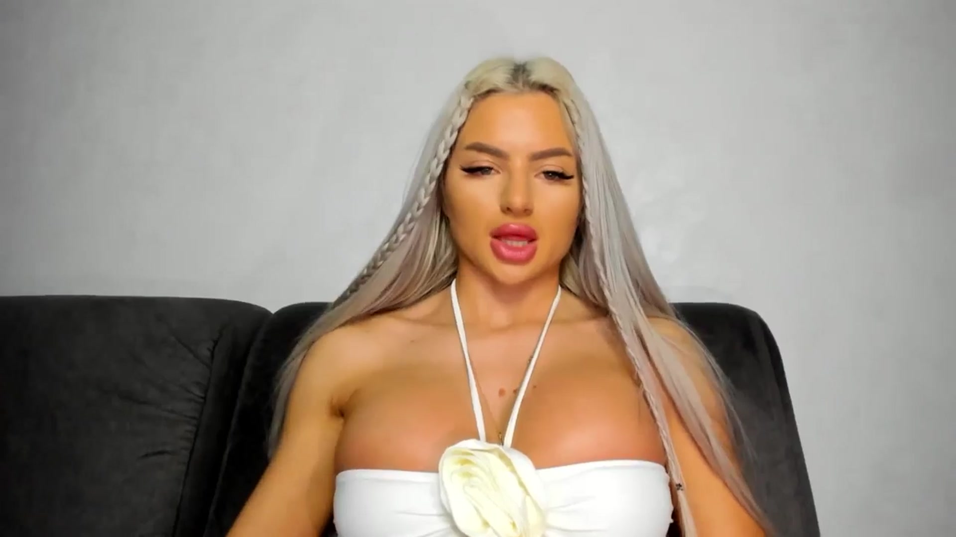 Gallery image thumbnail from barbie__girl's myfreecams stream on, 05/13/2025, 24:00 image 10 of 20