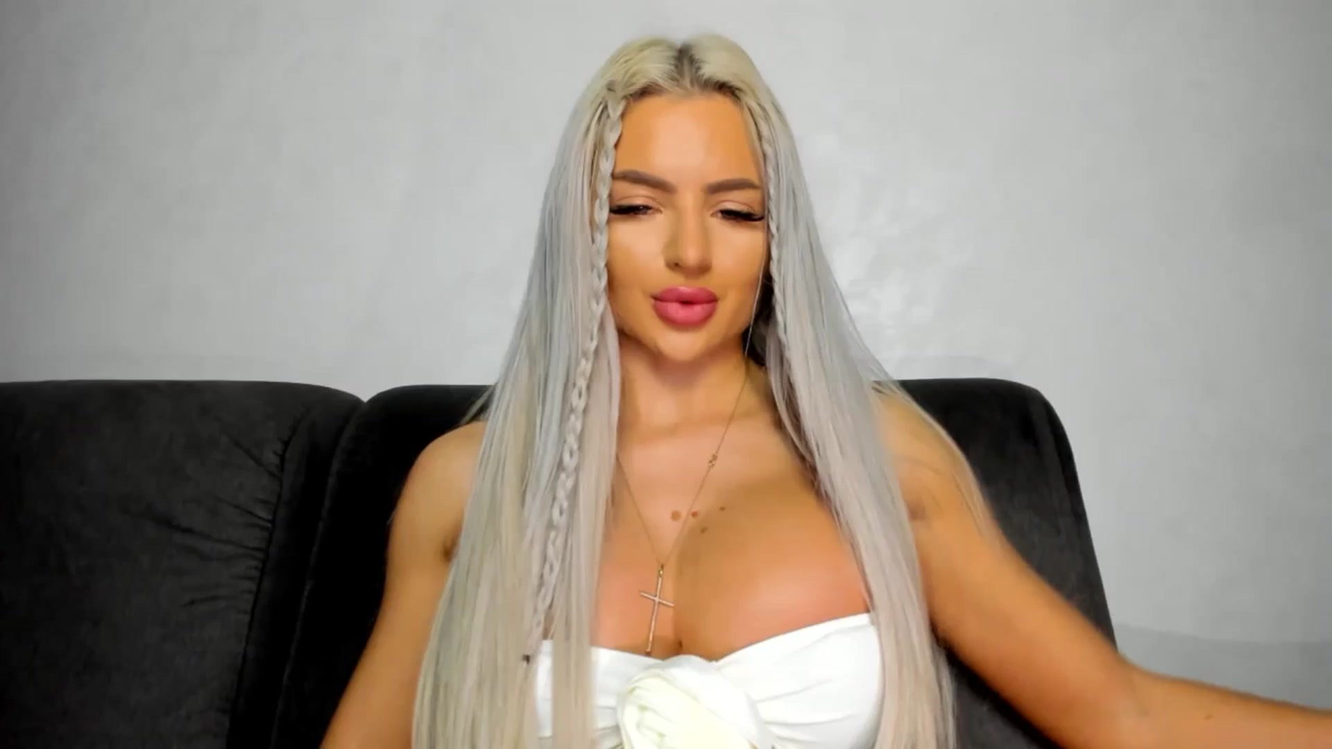 Gallery image thumbnail from barbie__girl's myfreecams stream on, 05/13/2025, 24:25 image 7 of 20