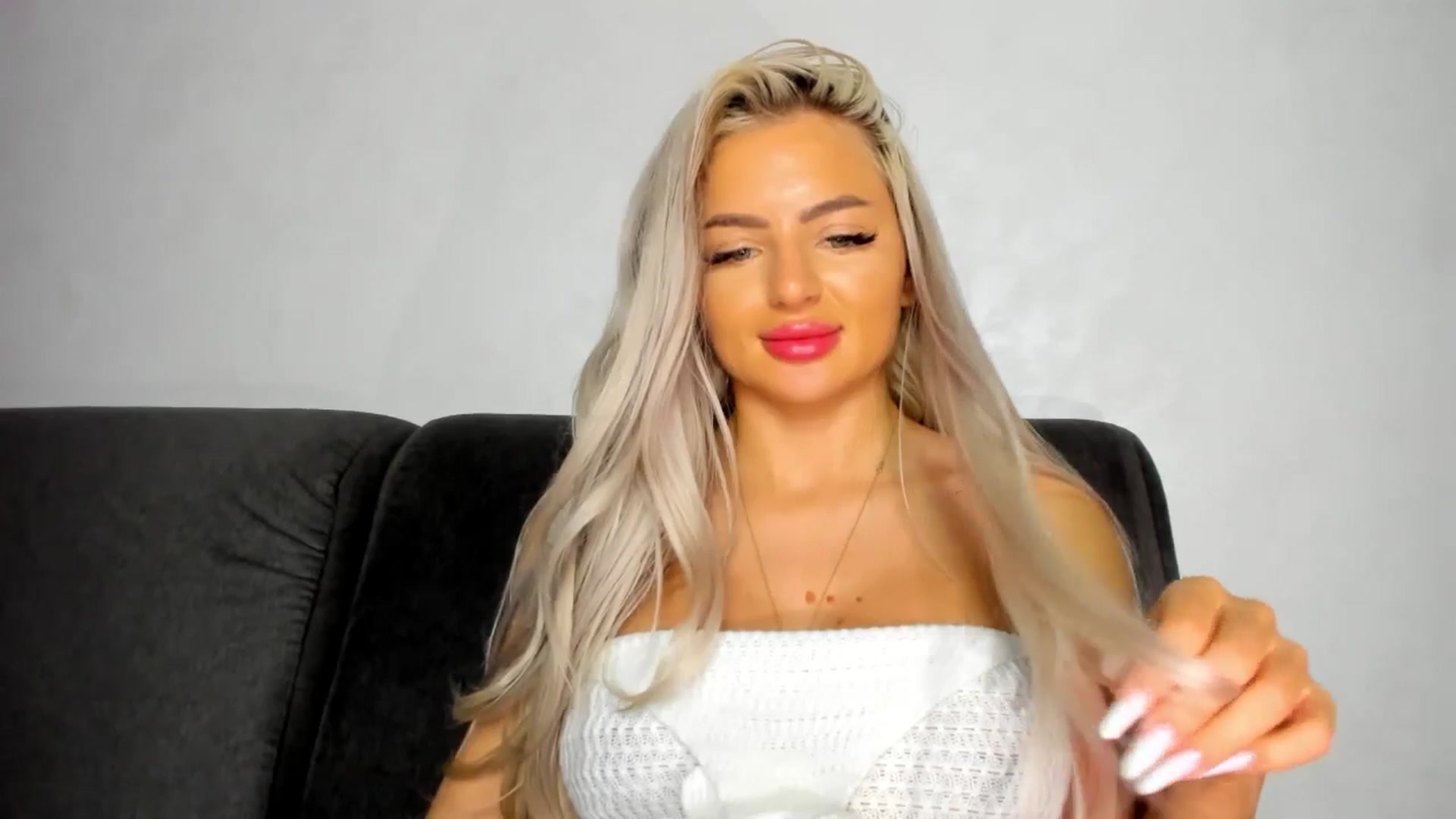 Gallery image thumbnail from barbie__girl's myfreecams stream on, 05/16/2025, 23:38 image 17 of 20