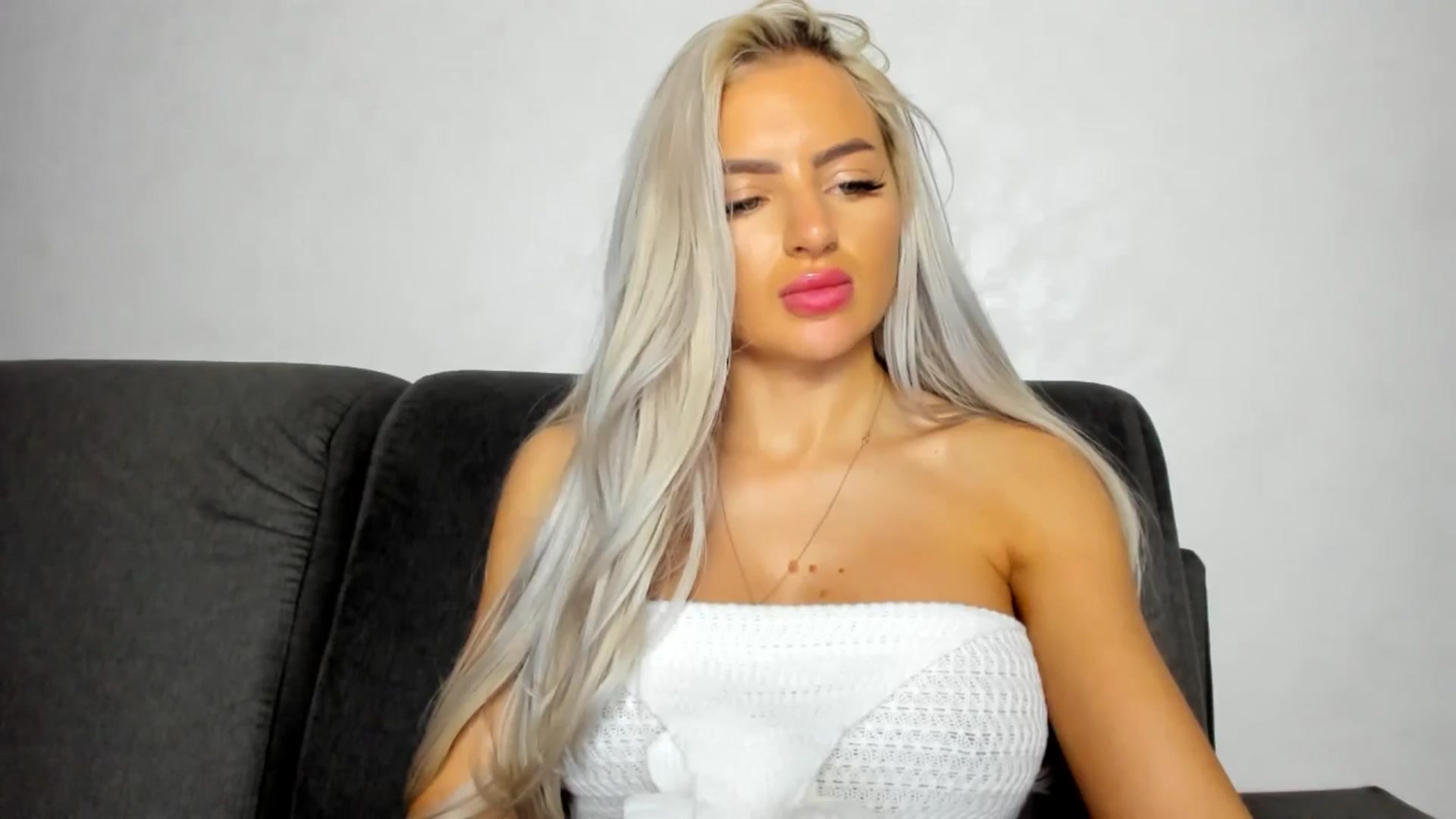 Gallery image thumbnail from barbie__girl's myfreecams stream on, 05/17/2025, 24:06 image 4 of 20