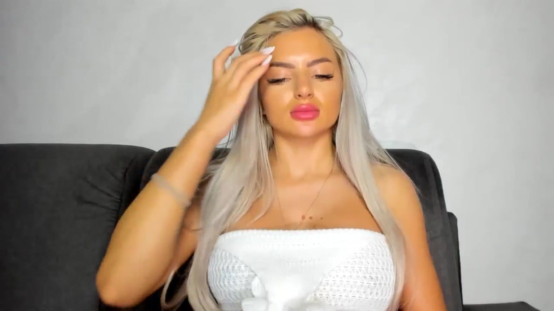 Gallery image thumbnail from barbie__girl's myfreecams stream on, 05/17/2025, 24:06 image 6 of 20