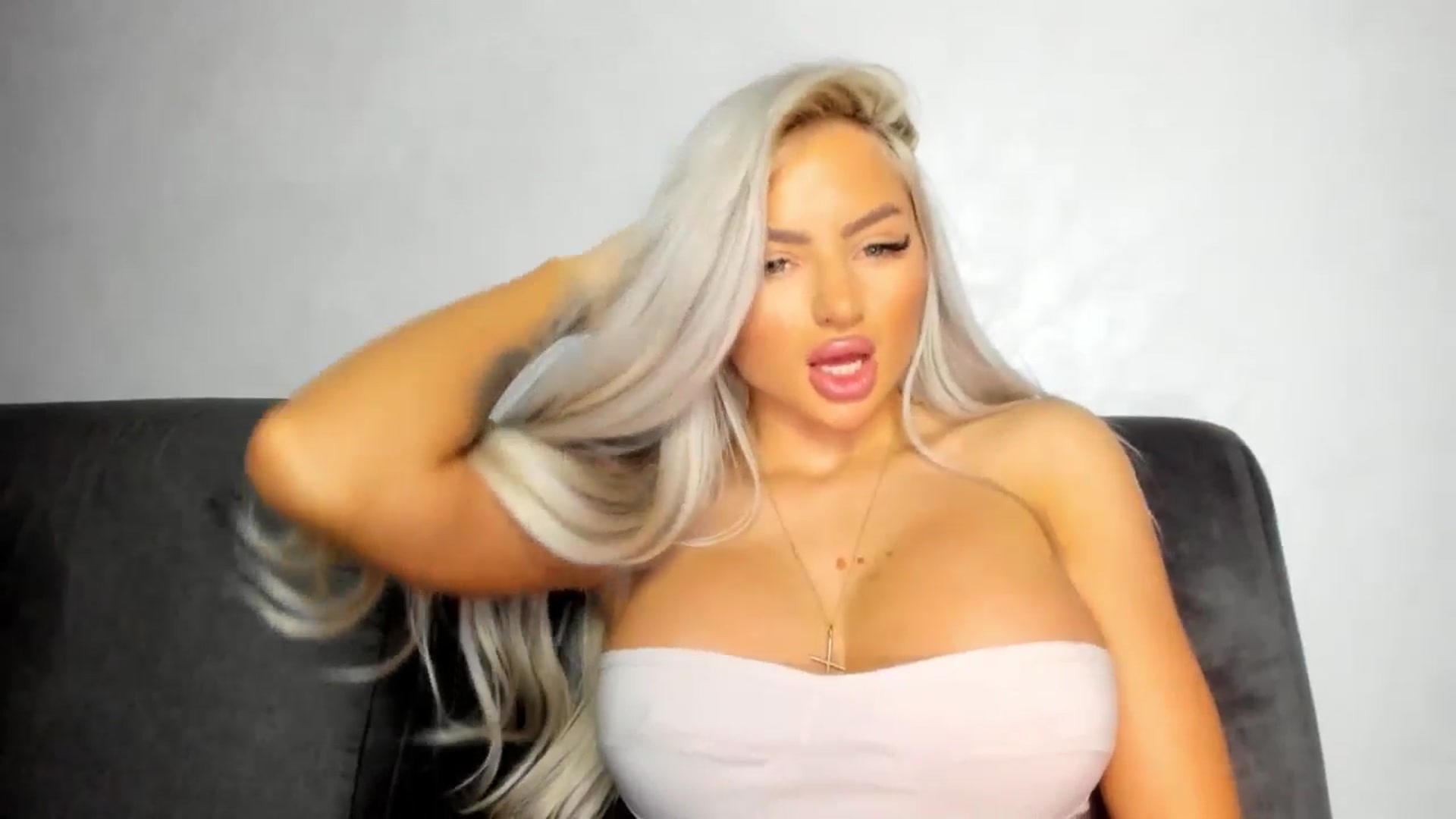 Gallery image thumbnail from barbie__girl's myfreecams stream on, 05/18/2025, 21:03 image 12 of 20