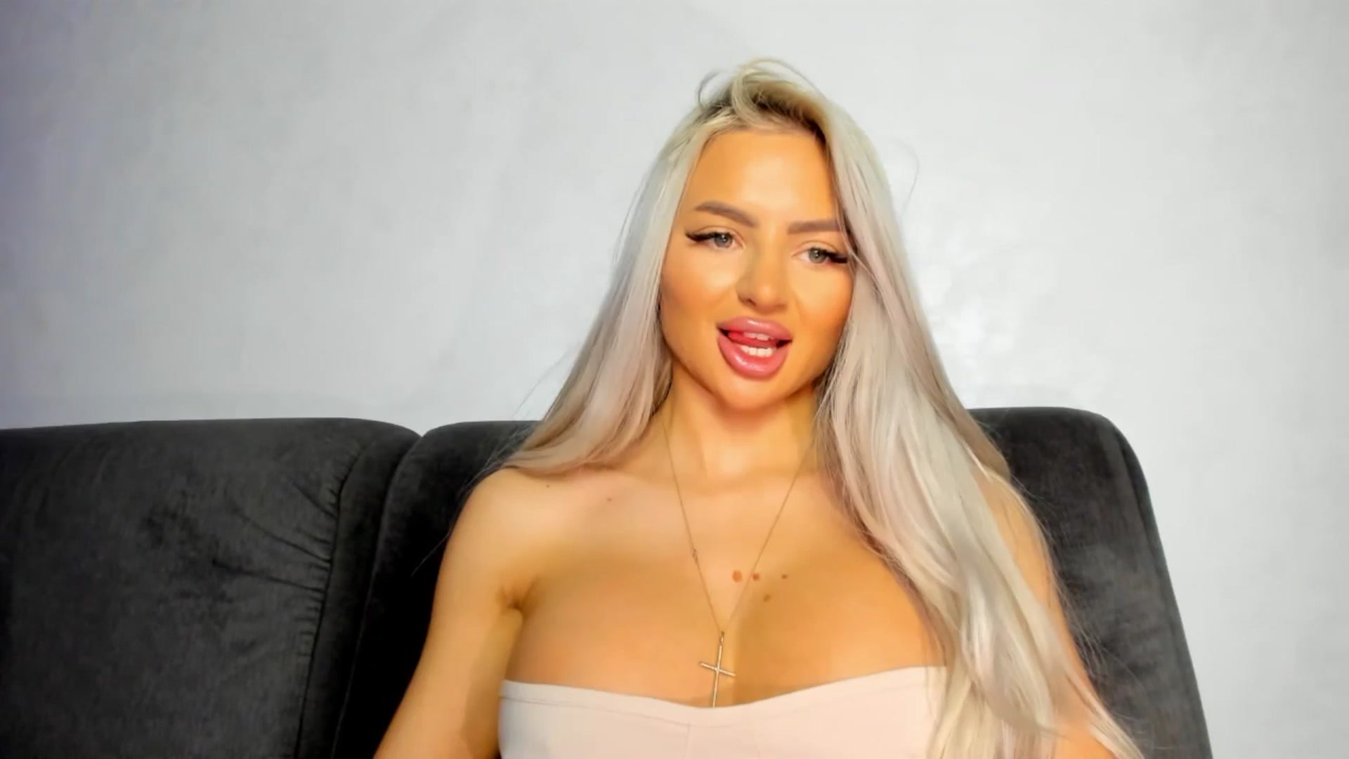 Gallery image thumbnail from barbie__girl's myfreecams stream on, 05/18/2025, 21:03 image 17 of 20