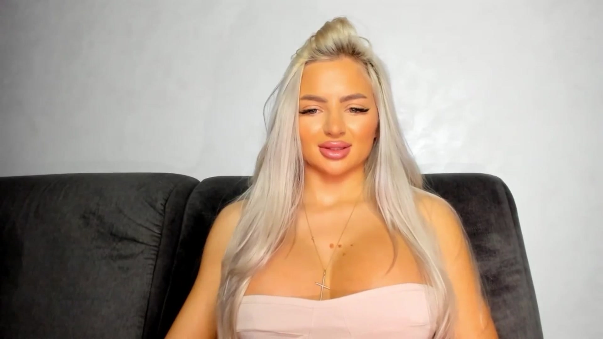 Gallery image thumbnail from barbie__girl's myfreecams stream on, 05/18/2025, 21:03 image 10 of 20