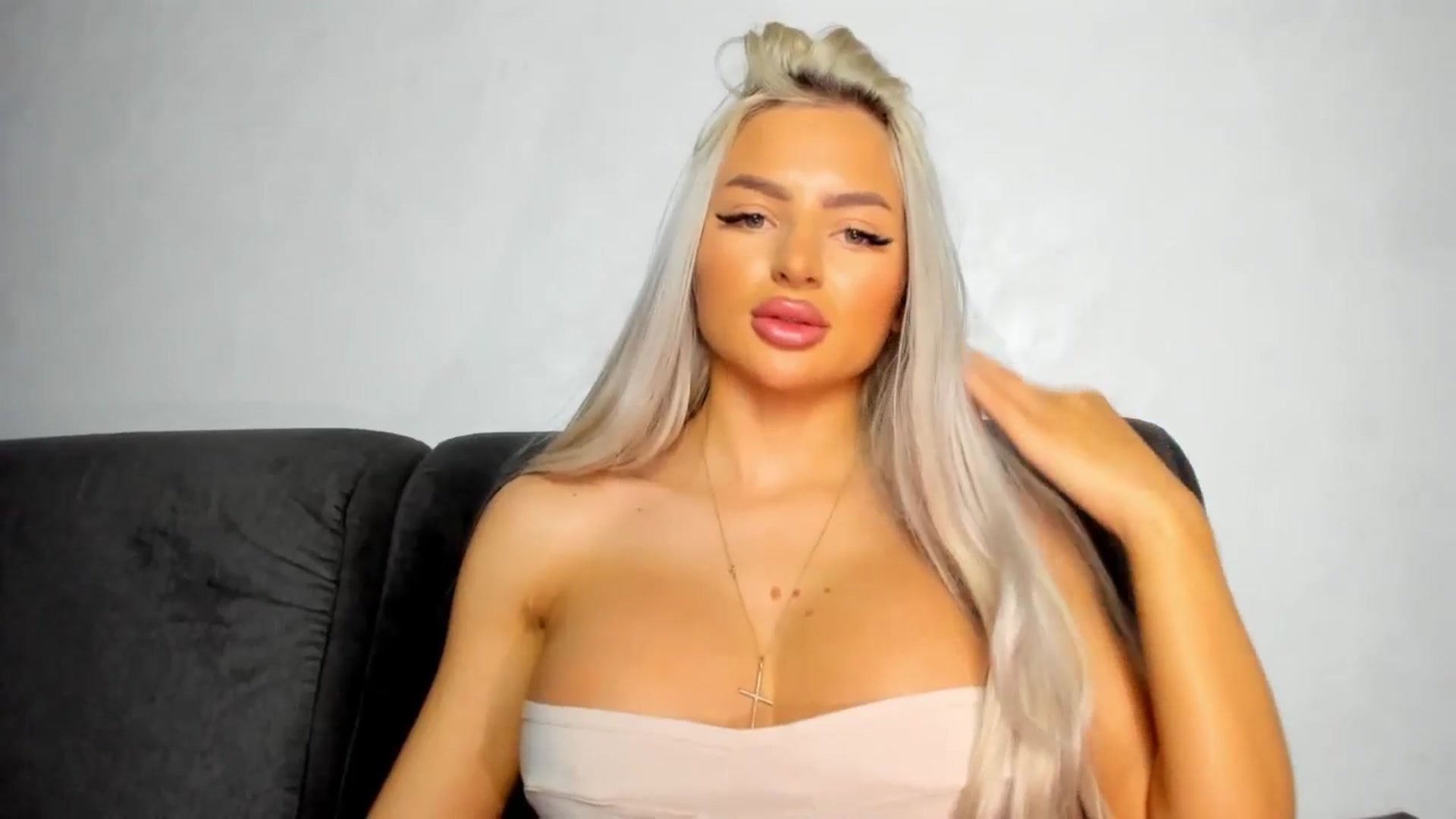 Gallery image thumbnail from barbie__girl's myfreecams stream on, 05/18/2025, 21:03 image 18 of 20
