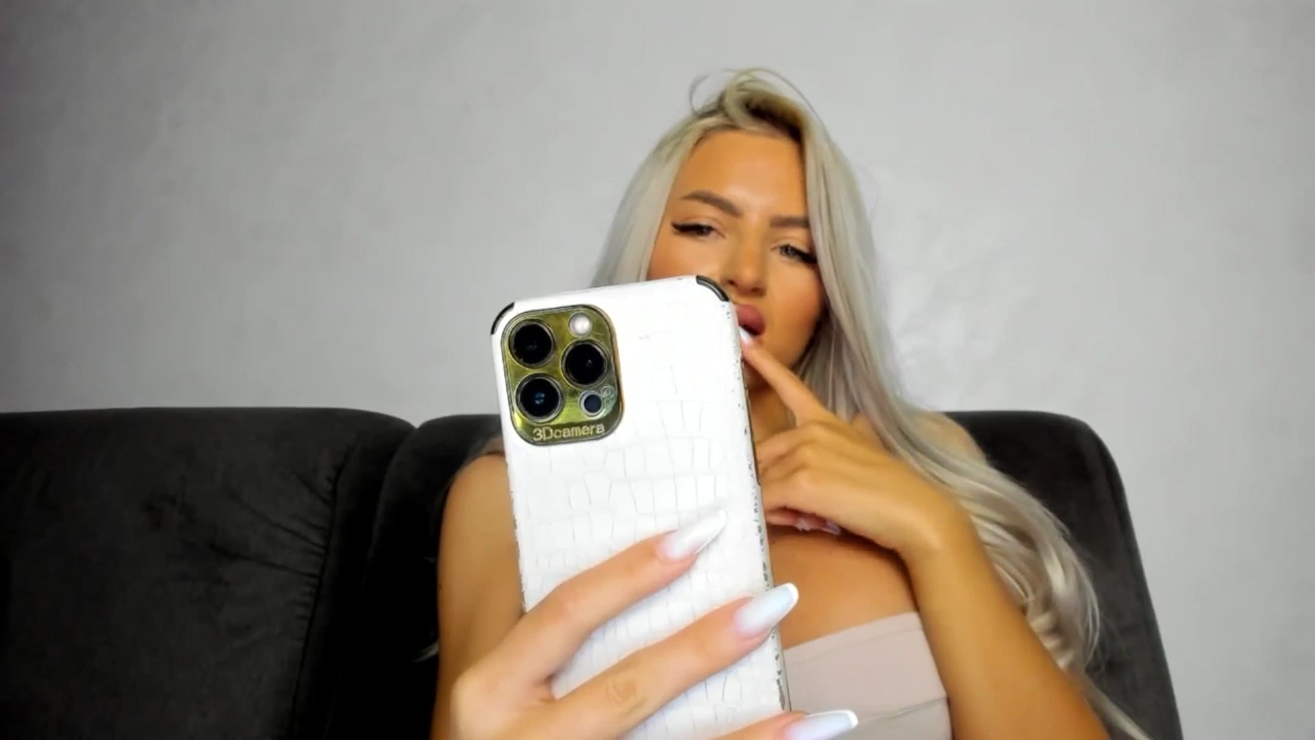 Gallery image thumbnail from barbie__girl's myfreecams stream on, 05/18/2025, 21:03 image 15 of 20