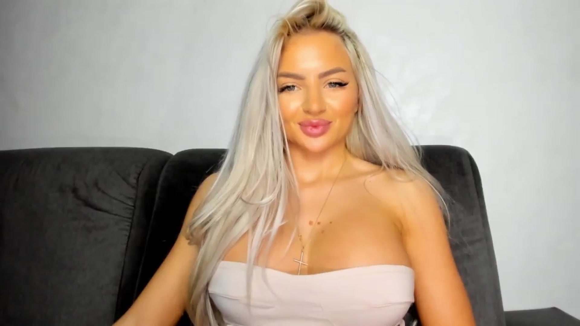 Gallery image thumbnail from barbie__girl's myfreecams stream on, 05/18/2025, 22:50 image 5 of 20