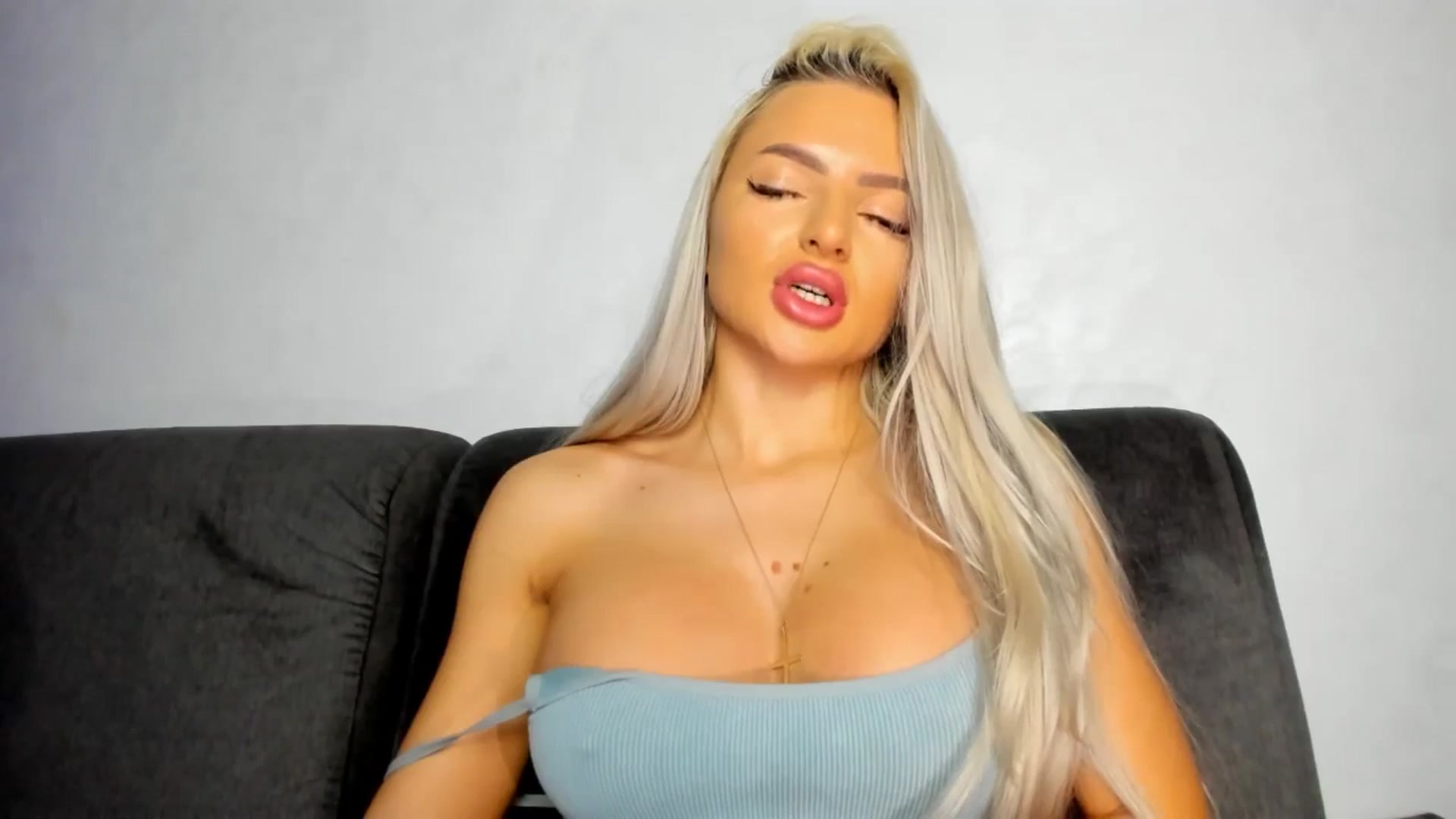 Gallery image thumbnail from barbie__girl's myfreecams stream on, 05/21/2025, 18:45 image 6 of 20