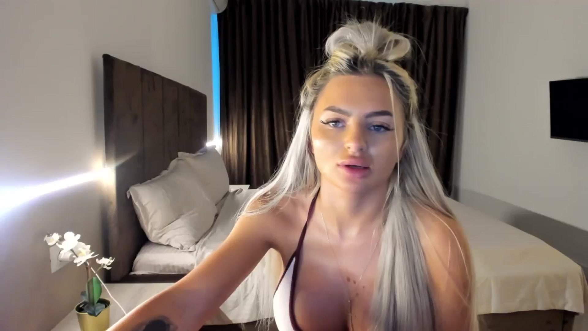 Gallery image thumbnail from barbie__girl's myfreecams stream on, 06/19/2025, 03:06 image 19 of 20