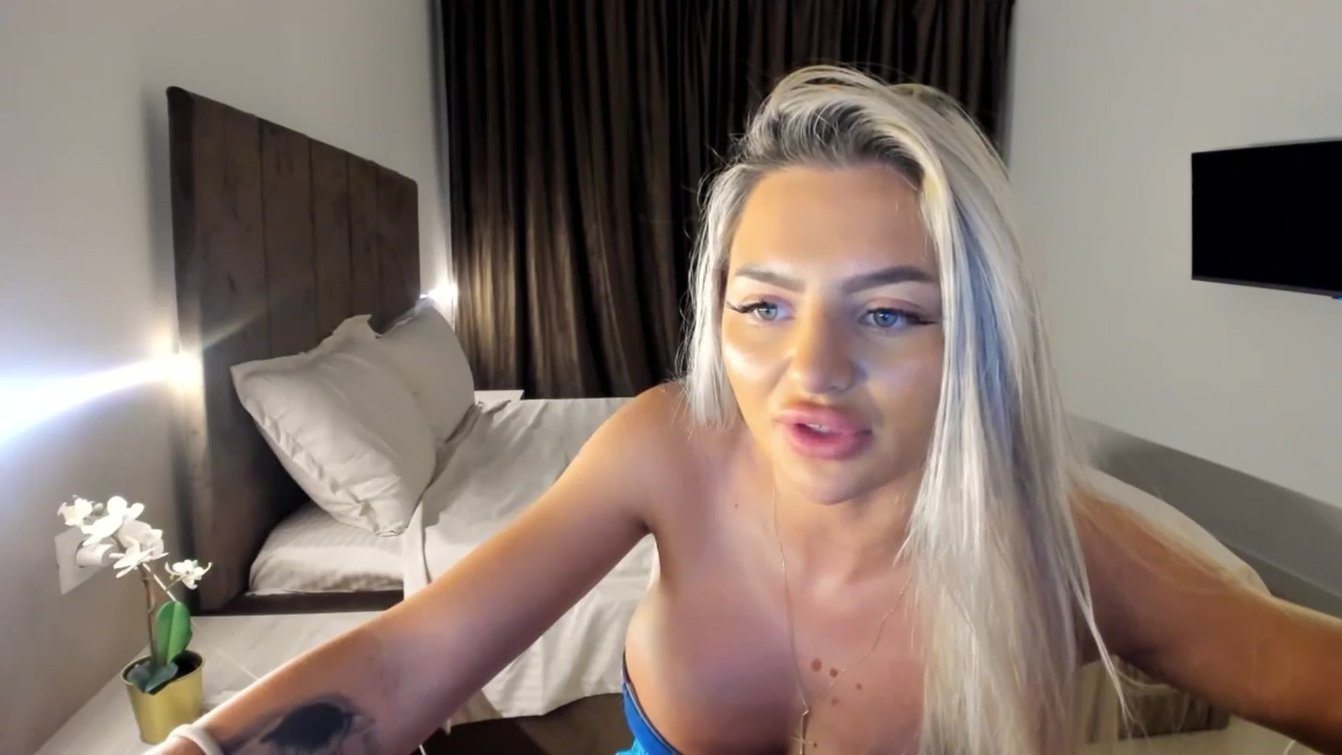 Gallery image thumbnail from barbie__girl's myfreecams stream on, 06/20/2025, 01:35 image 2 of 20