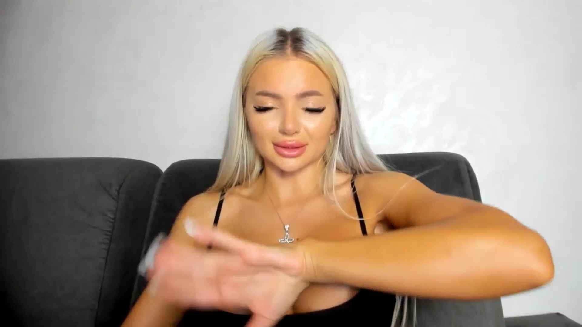 Gallery image thumbnail from barbie__girl's myfreecams stream on, 08/28/2025, 02:36 image 15 of 20