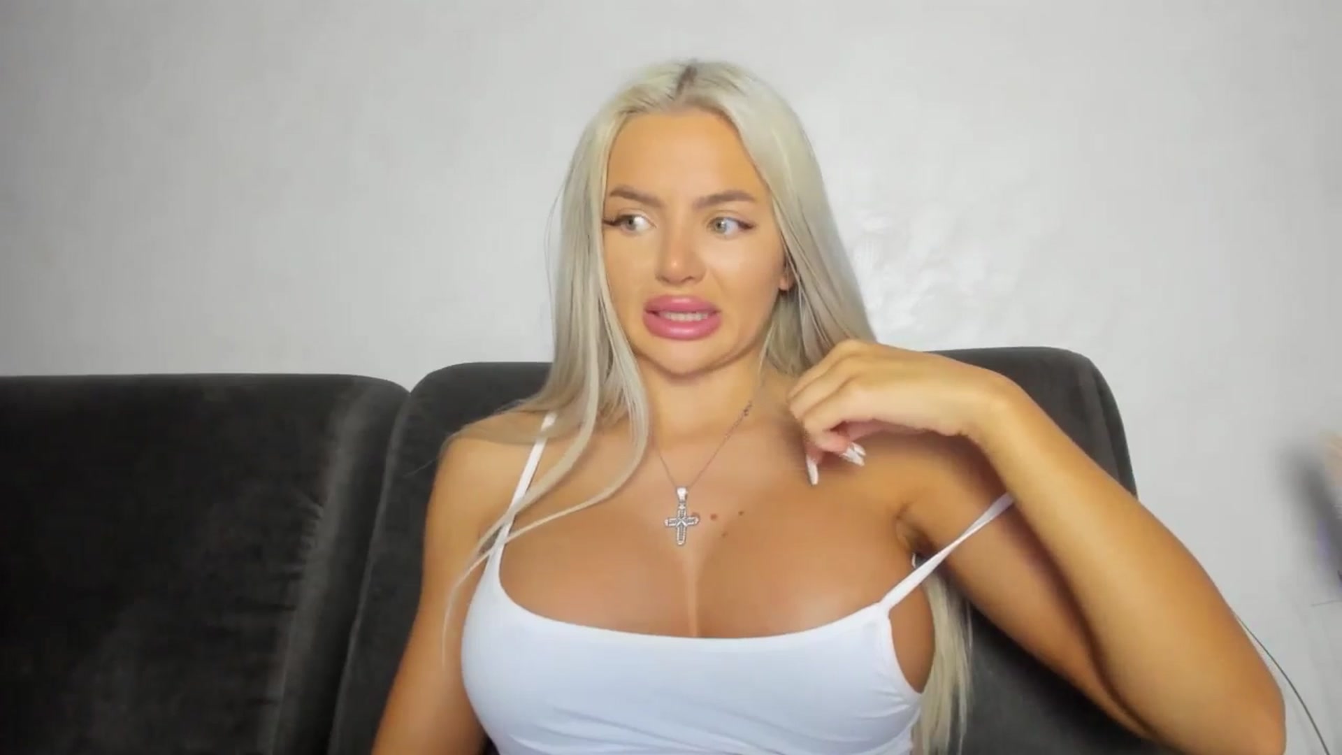 Gallery image thumbnail from barbie__girl's myfreecams stream on, 09/19/2025, 18:40 image 12 of 20