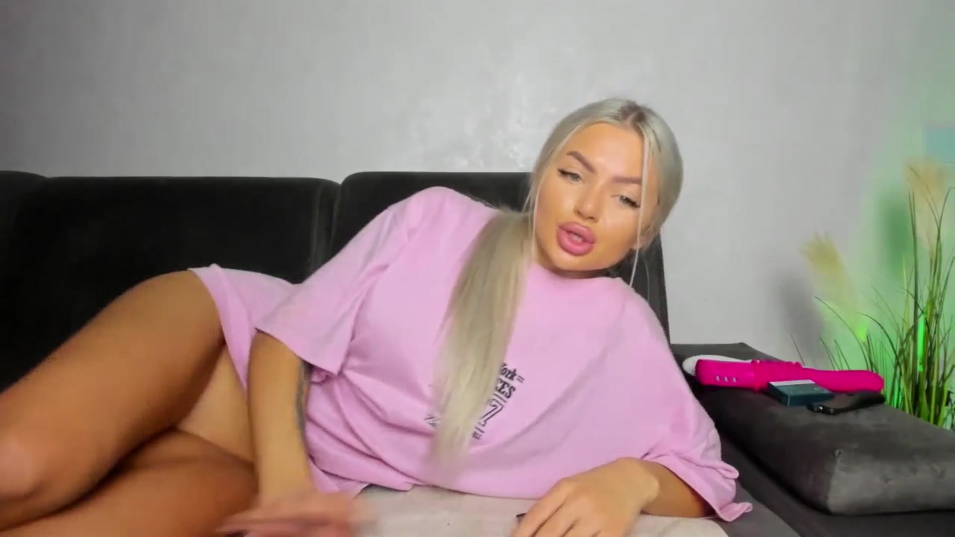 Gallery image thumbnail from barbie__girl's myfreecams stream on, 10/15/2025, 04:03 image 10 of 20