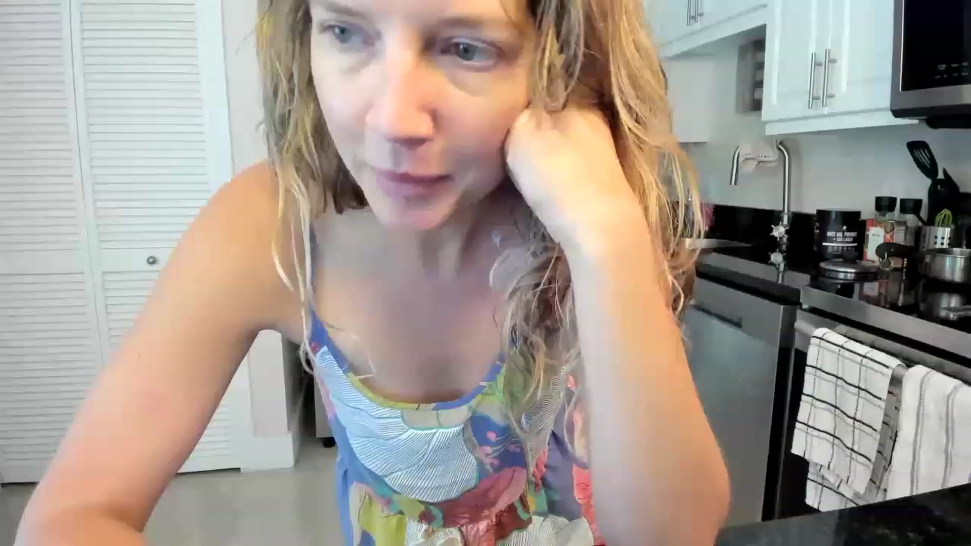 Gallery image thumbnail from barebeautyxo's myfreecams stream on, 11/18/2022, 18:34 image 16 of 20