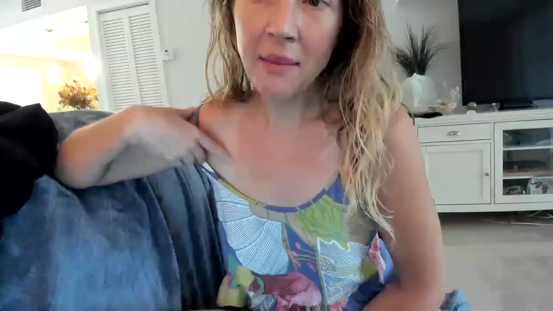 Gallery image thumbnail from barebeautyxo's myfreecams stream on, 11/18/2022, 18:34 image 8 of 20