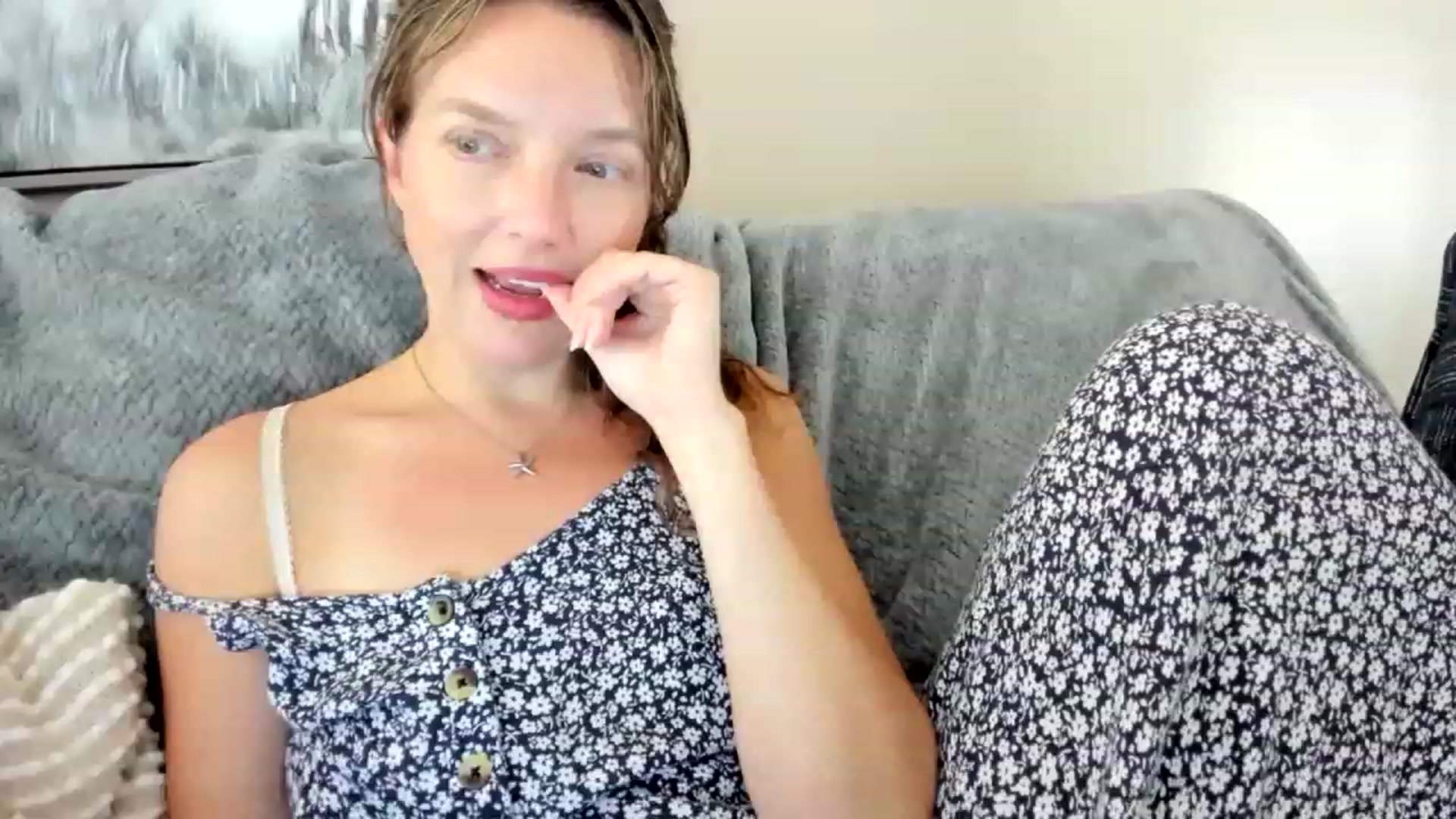 Gallery image thumbnail from barebeautyxo's myfreecams stream on, 12/02/2022, 19:00 image 6 of 20