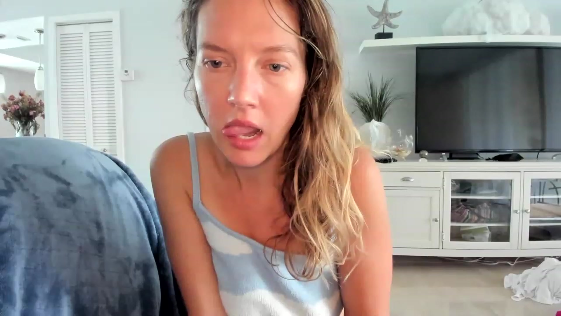 Gallery image thumbnail from barebeautyxo's myfreecams stream on, 12/03/2022, 19:33 image 13 of 20